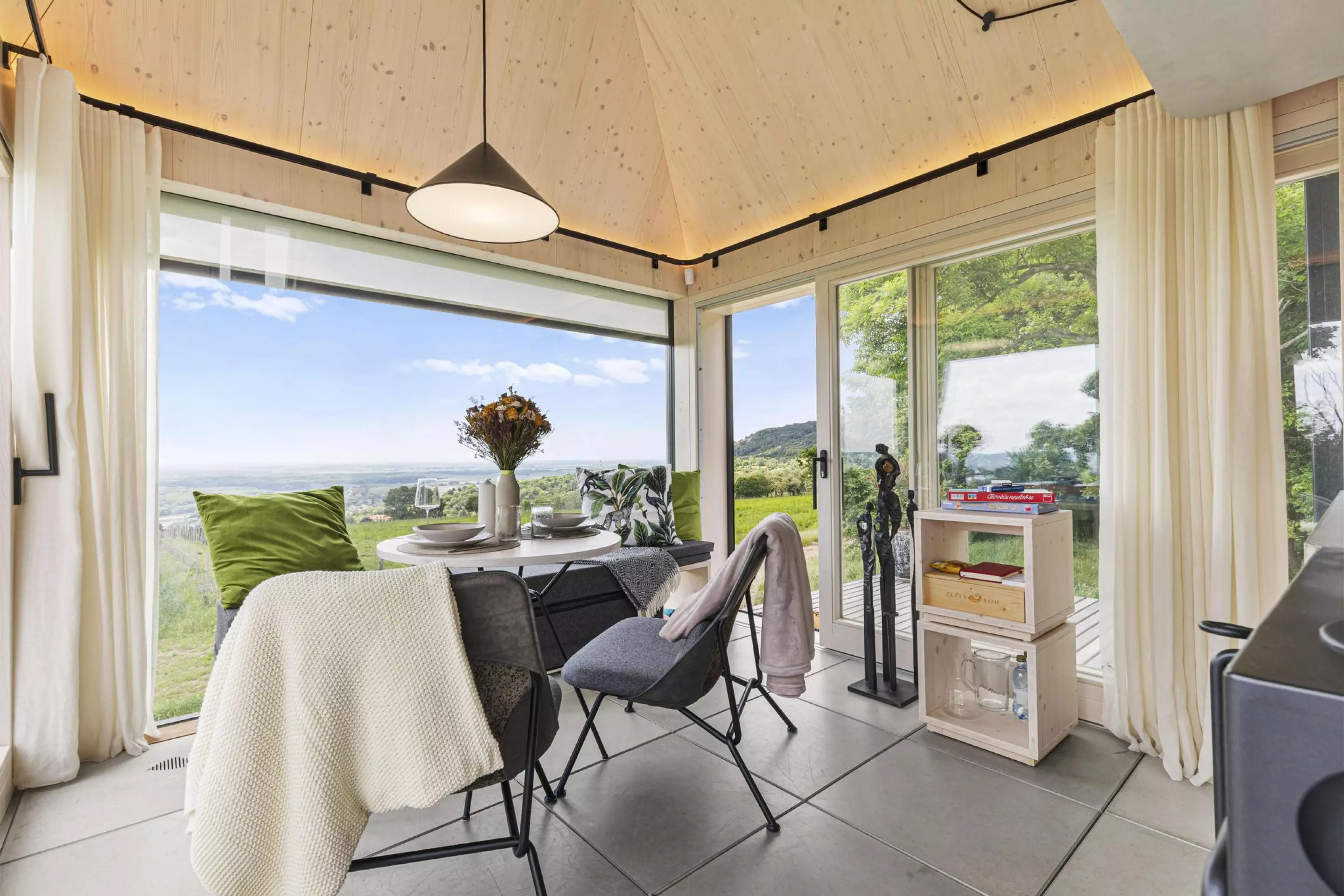 salle à manger mini maison de 20m2 Cabin Devín par Ark-Shelter salle à manger mini maison de 20m2 Cabin Devín par Ark-Shelter