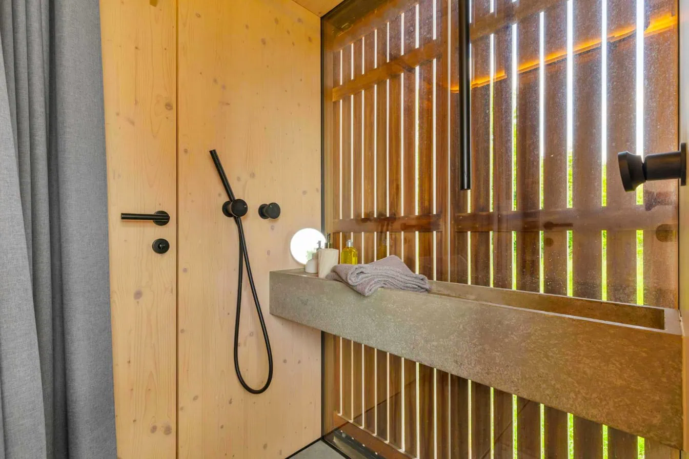 salle de bain bois mini maison de 20m2 Cabin Devín par Ark-Shelter salle de bain bois mini maison de 20m2 Cabin Devín par Ark-Shelter