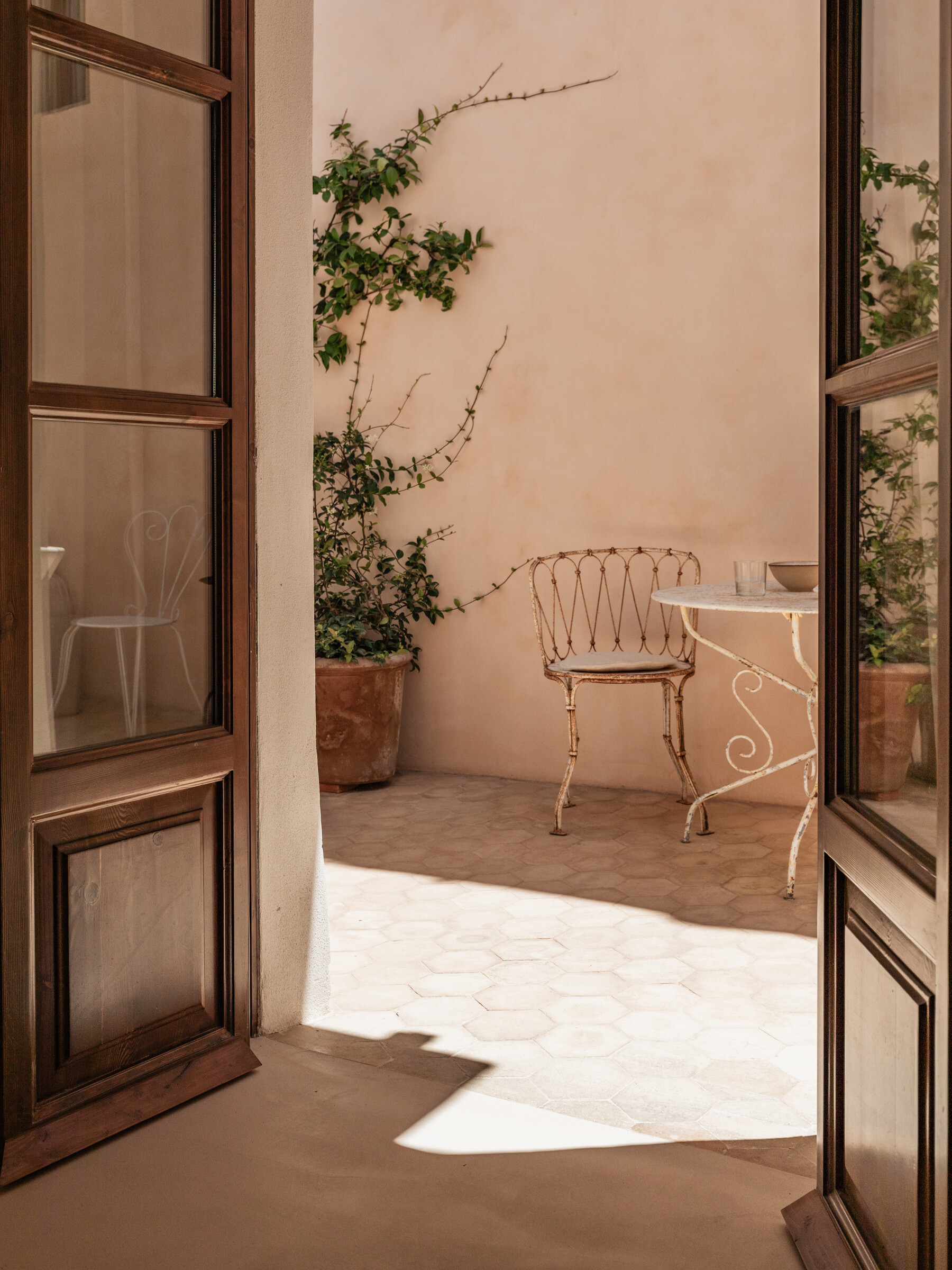 terrasse maison ancienne Majorque décoration rustique chic tons beiges terrasse maison ancienne Majorque décoration rustique chic tons beiges