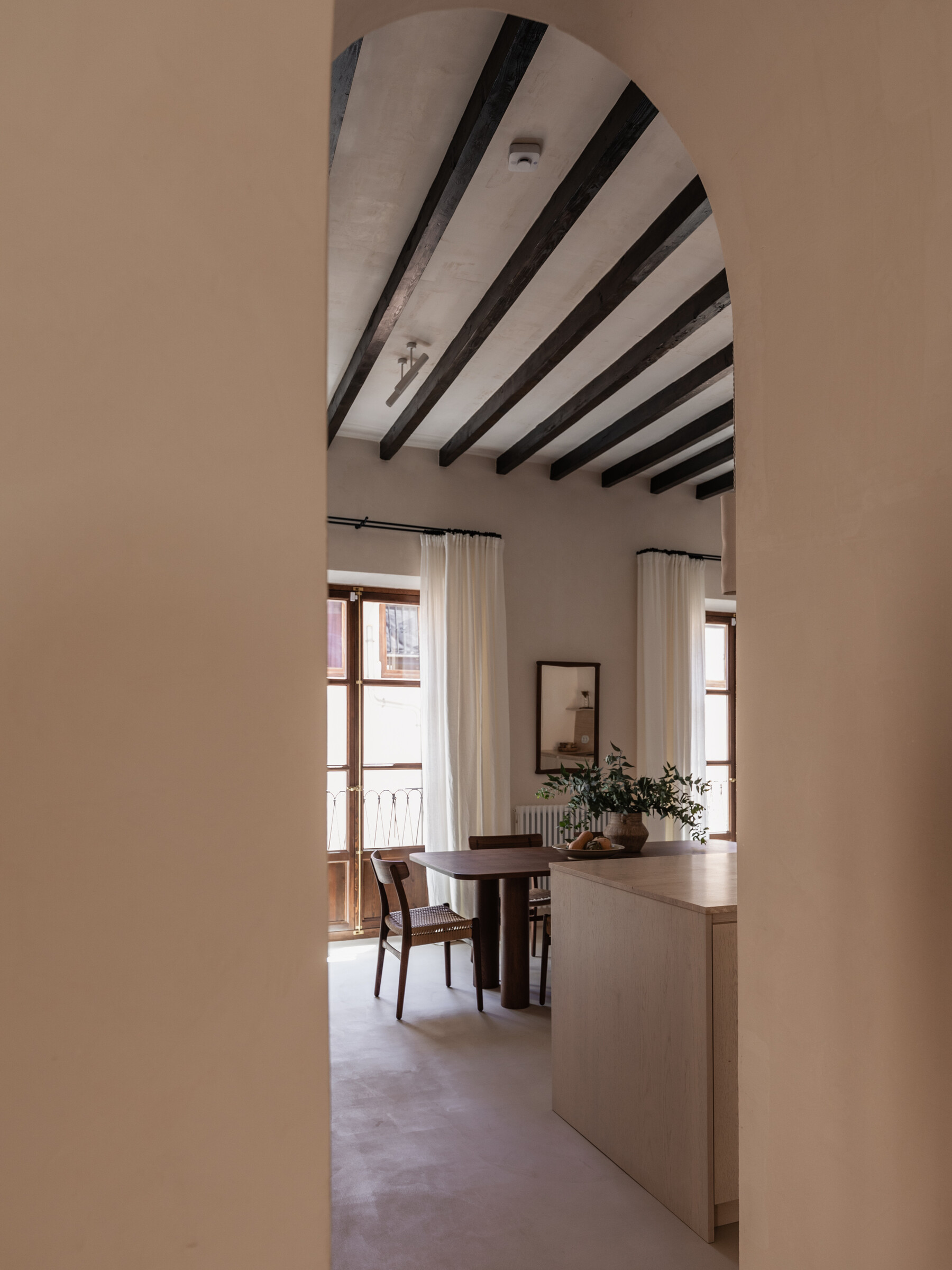 cuisine moderne bois avec poutres décoration rustique chic tons beiges cuisine moderne bois avec poutres décoration rustique chic tons beiges