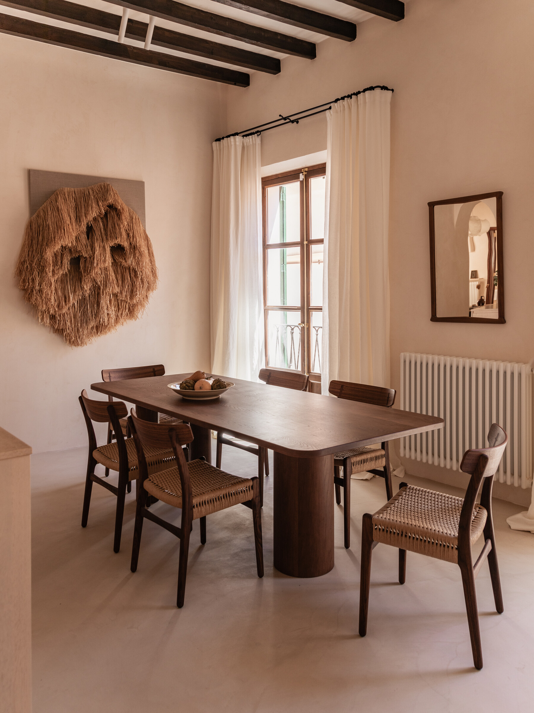 salle à manger et cuisine moderne bois avec poutres décoration rustique chic tons beiges salle à manger et cuisine moderne bois avec poutres décoration rustique chic tons beiges