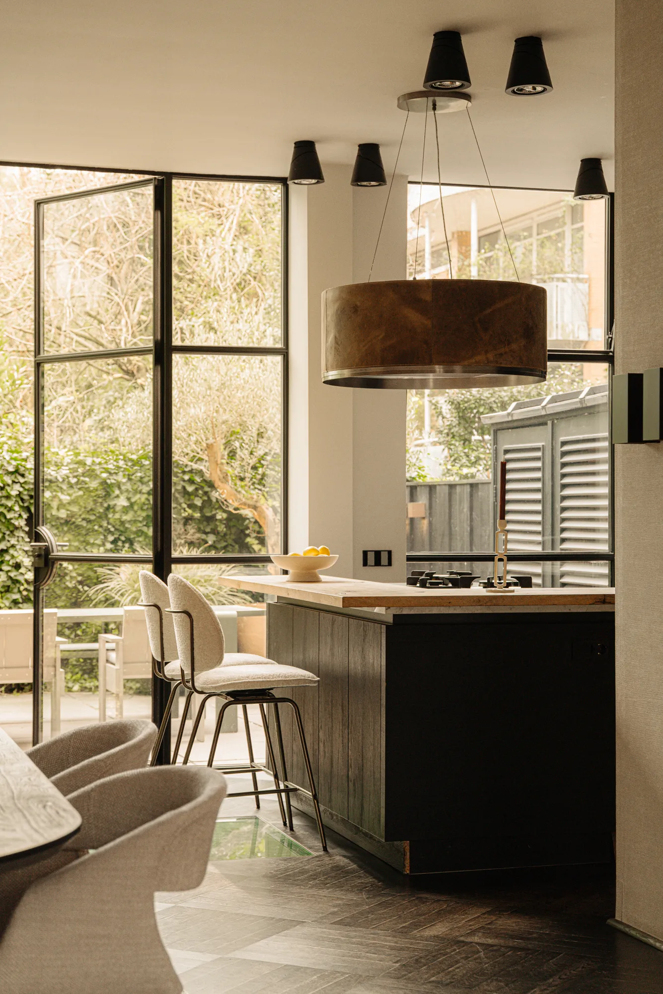 cuisine avec îlot et fenêtre verrière sur jardin décoration contemporaine cuisine avec îlot et fenêtre verrière sur jardin décoration contemporaine