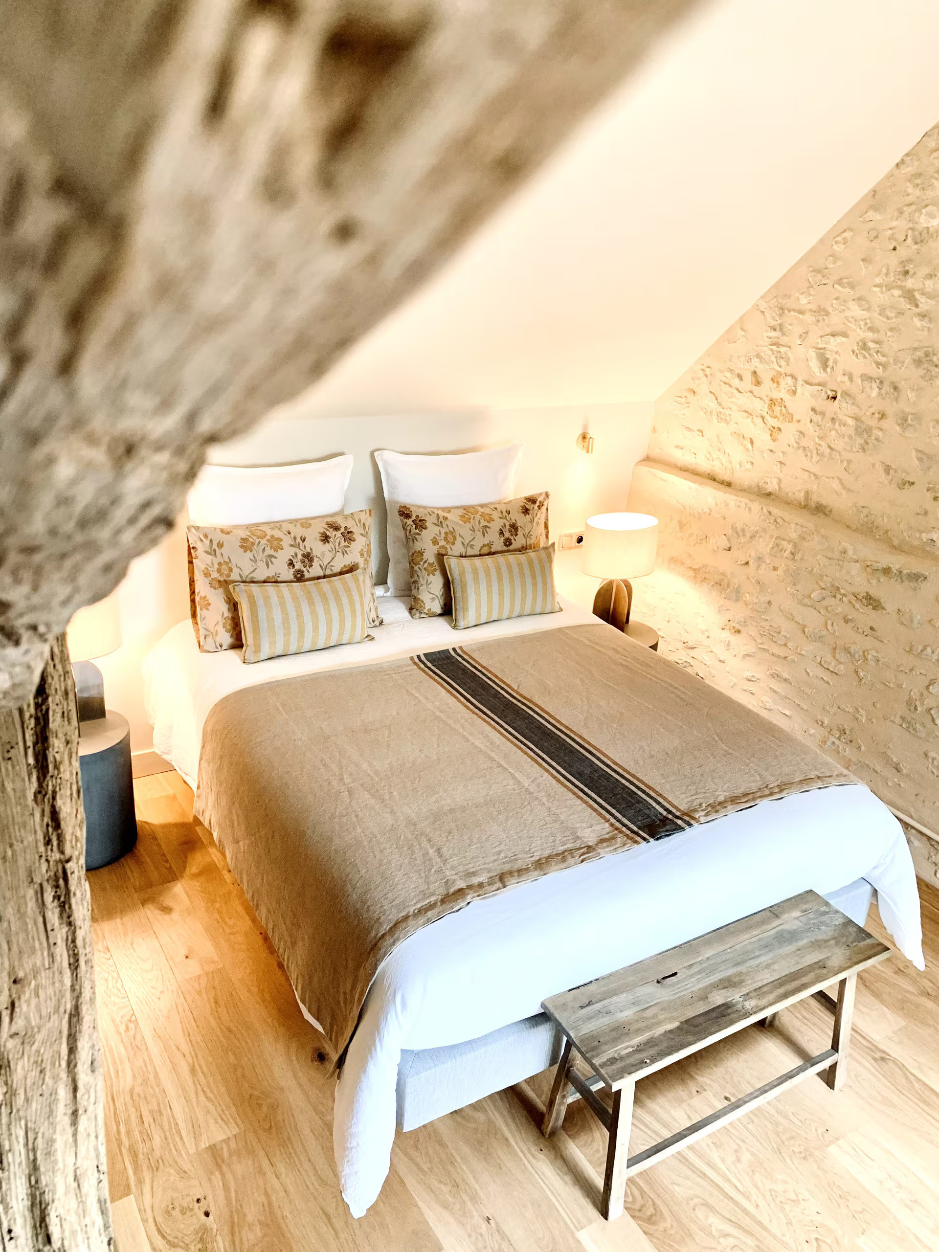 chambre mansardée avec poutre maison de charme dans le Perche décoration rustique chic et contemporaine La Clef des Champs chambre mansardée avec poutre maison de charme dans le Perche décoration rustique chic et contemporaine La Clef des Champs