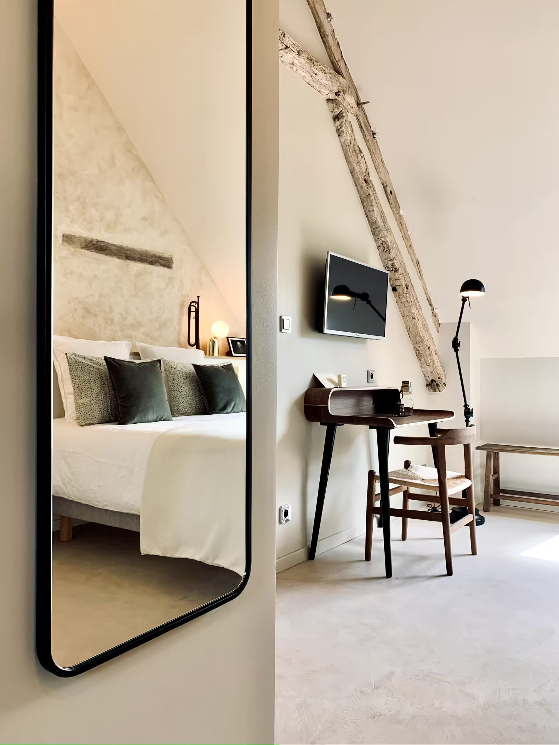 chambre mansardée avec espace bureau maison de charme dans le Perche décoration rustique chic et contemporaine La Clef des Champs chambre mansardée avec espace bureau maison de charme dans le Perche décoration rustique chic et contemporaine La Clef des Champs