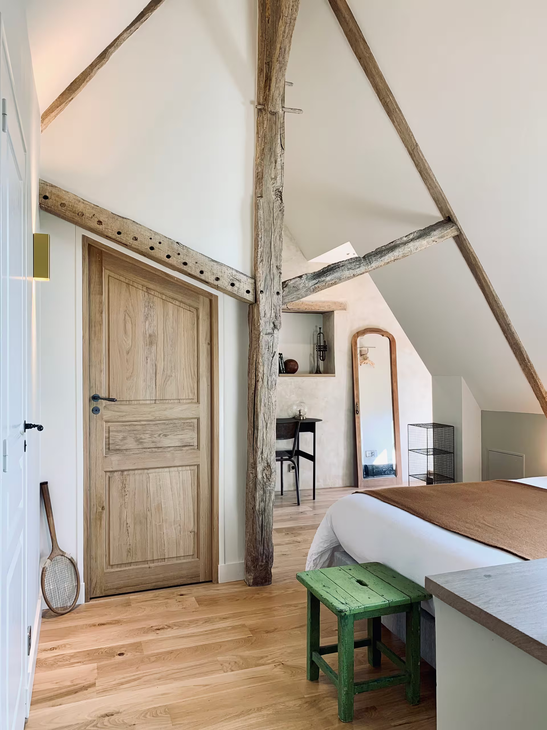 chambre mansardée avec poutres maison de charme dans le Perche décoration rustique chic et contemporaine La Clef des Champs chambre mansardée avec poutres maison de charme dans le Perche décoration rustique chic et contemporaine La Clef des Champs