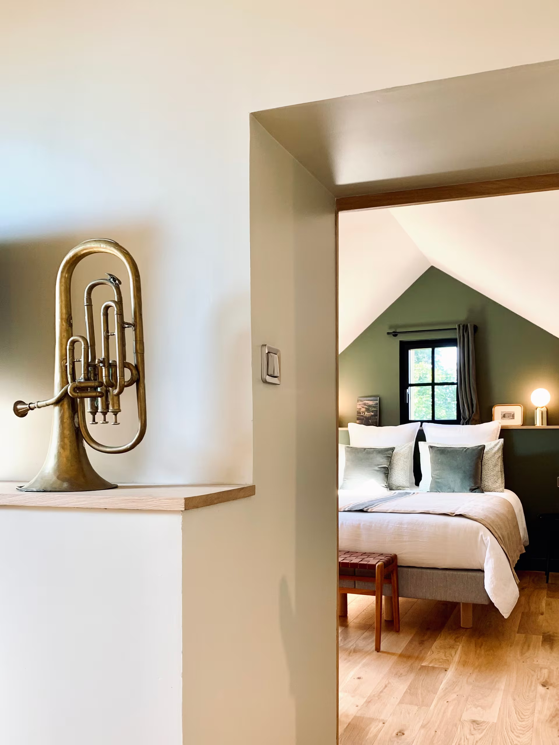 chambre mansardée mur vert maison de charme dans le Perche décoration rustique chic et contemporaine La Clef des Champs chambre mansardée mur vert maison de charme dans le Perche décoration rustique chic et contemporaine La Clef des Champs