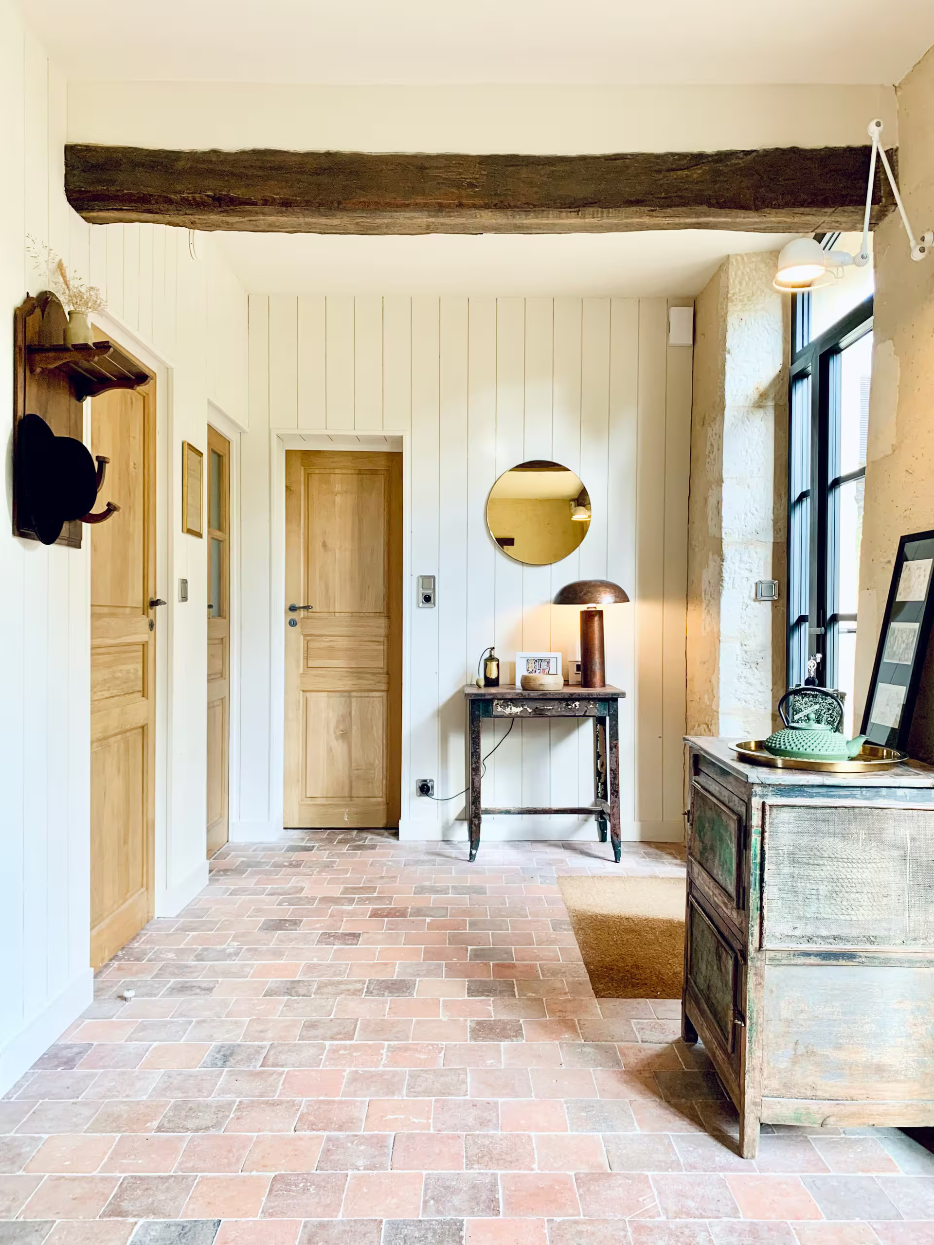 entrée avec poutre maison de charme dans le Perche décoration rustique chic et contemporaine La Clef des Champs entrée avec poutre maison de charme dans le Perche décoration rustique chic et contemporaine La Clef des Champs