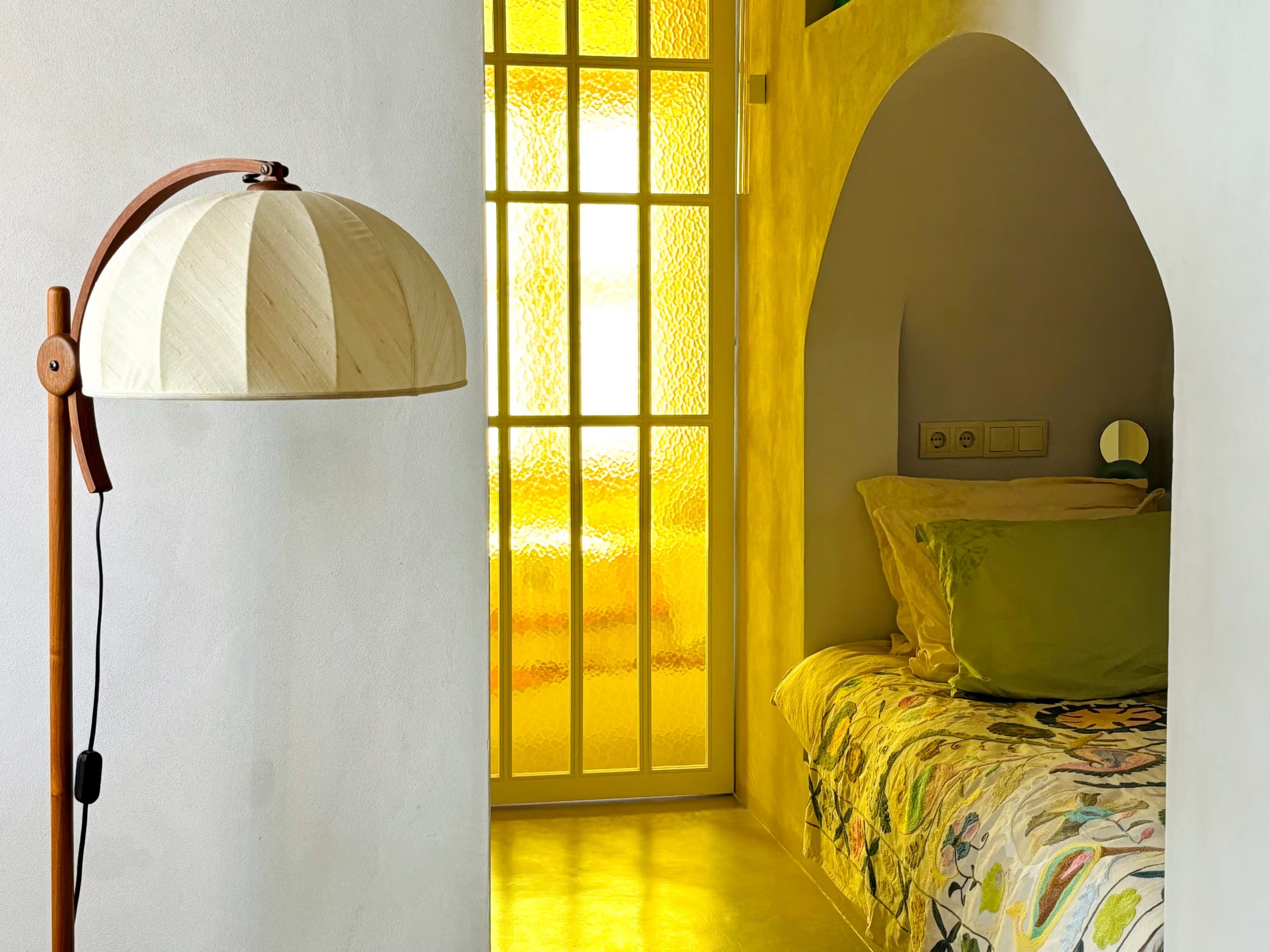chambre dans alcôve porte vitrée jaune décoration pastel maison rénovée Portugal “Casinha Bloom” chambre dans alcôve porte vitrée jaune décoration pastel maison rénovée Portugal “Casinha Bloom”