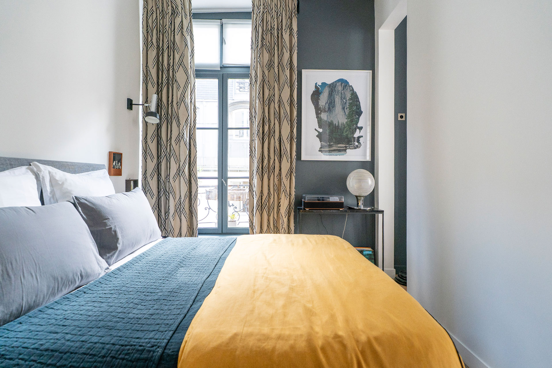 chambre bleue blanche et jaune petit appartement Paris décoration contemporaine chambre bleue blanche et jaune petit appartement Paris décoration contemporaine