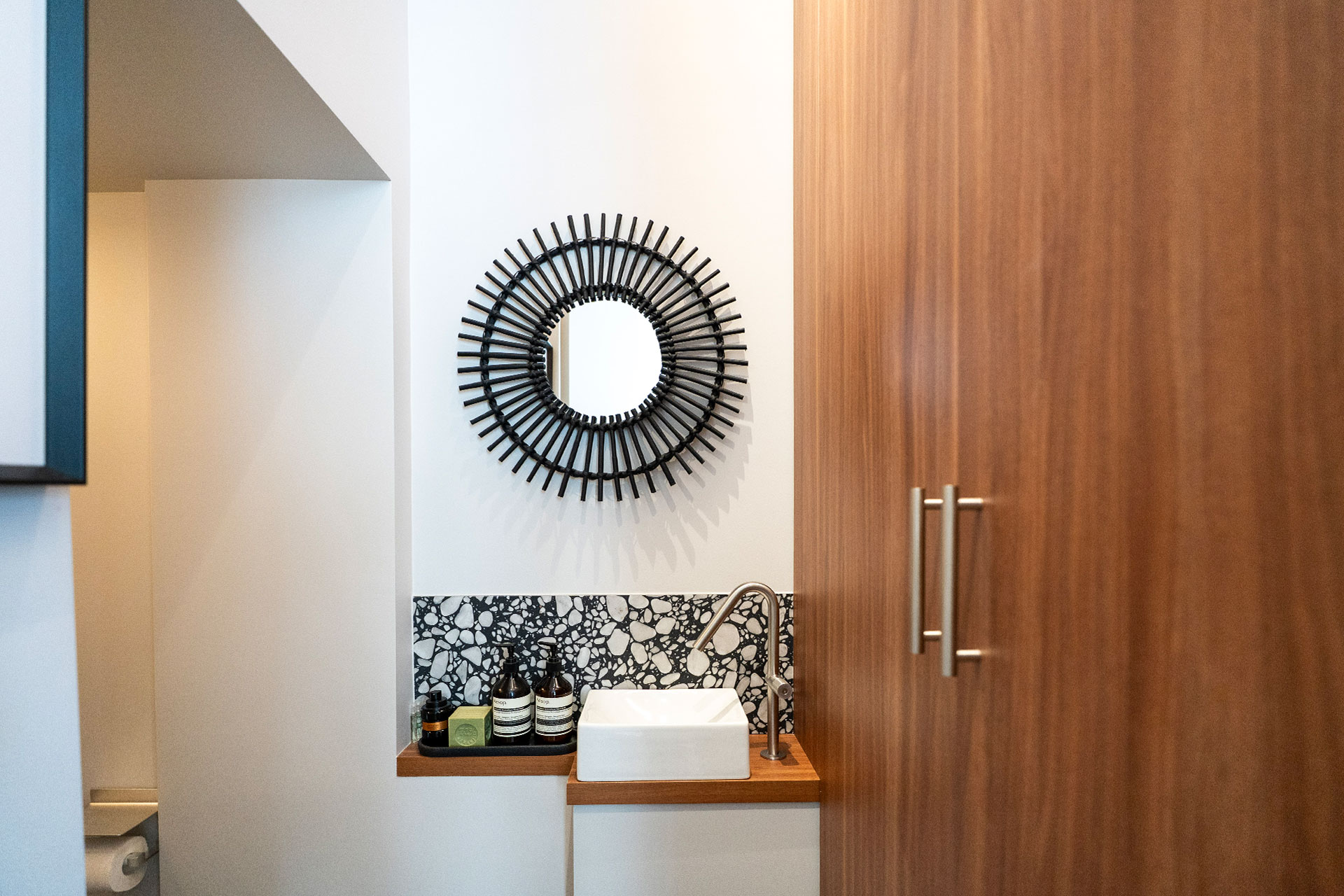 salle de bain marbre noir petit appartement Paris décoration contemporaine salle de bain marbre noir petit appartement Paris décoration contemporaine