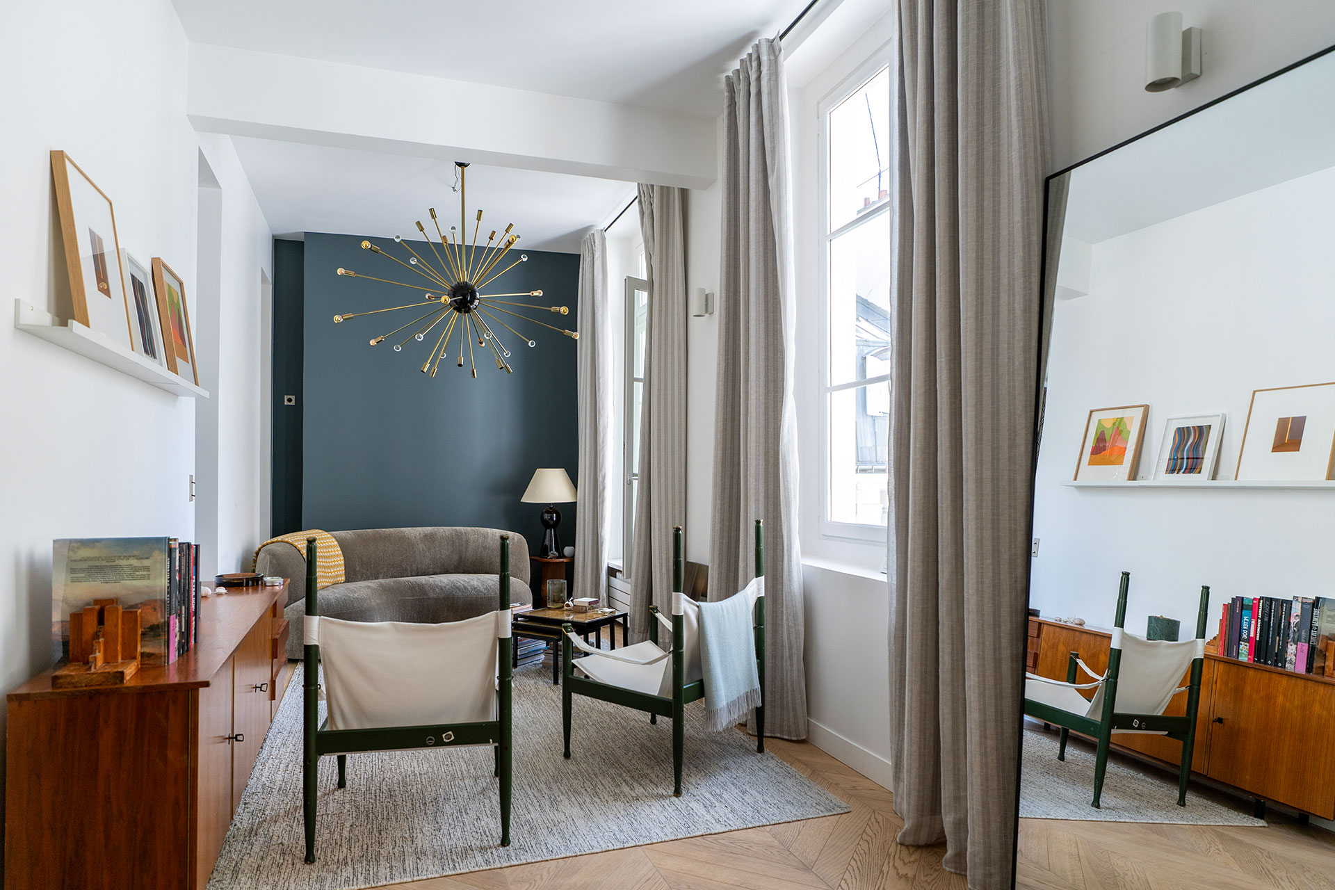 salon canapé gris mur bleu petit appartement Paris décoration contemporaine salon canapé gris mur bleu petit appartement Paris décoration contemporaine