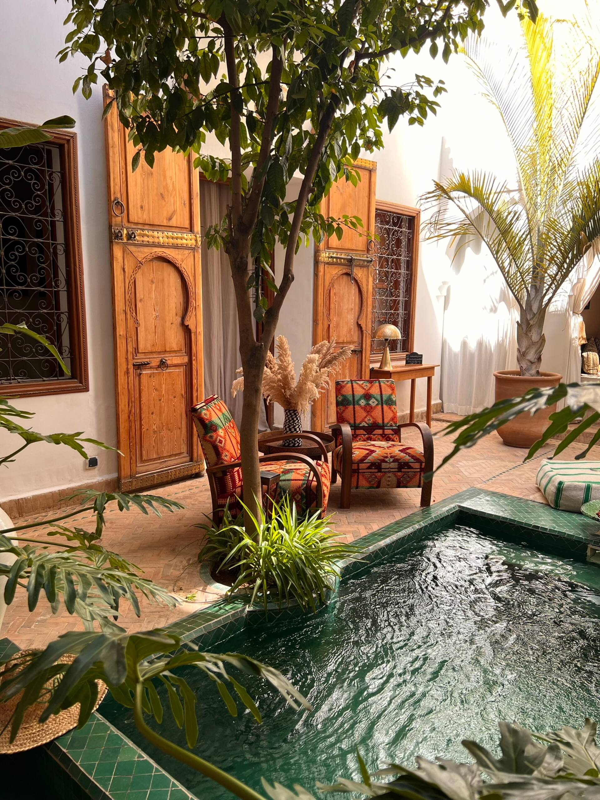 patio avec bassin zelliges vertes Riad Sadaka Marrakech décoration marocaine patio avec bassin zelliges vertes Riad Sadaka Marrakech décoration marocaine