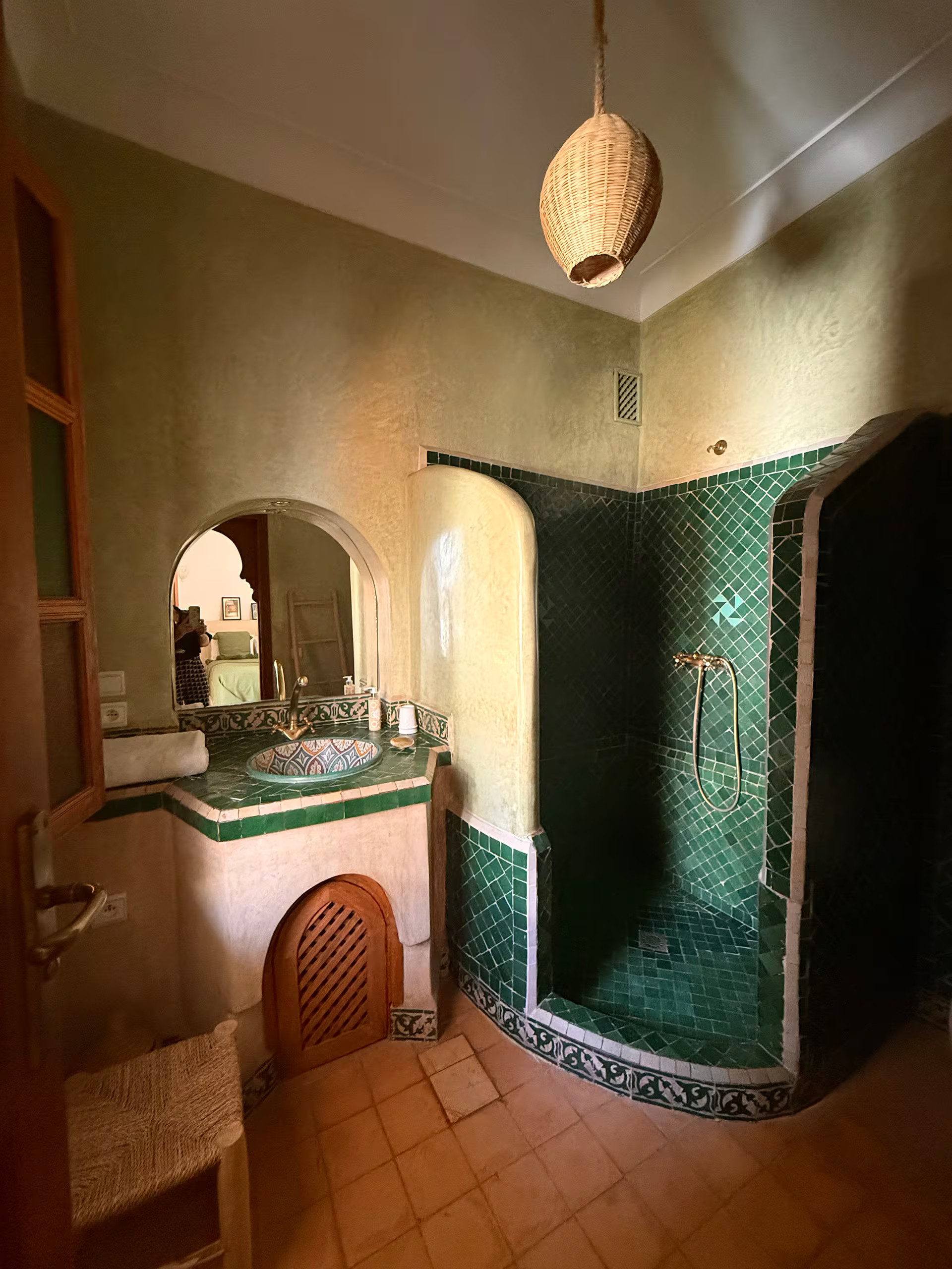 salle de bain zelliges vertes Riad Sadaka Marrakech décoration marocaine salle de bain zelliges vertes Riad Sadaka Marrakech décoration marocaine