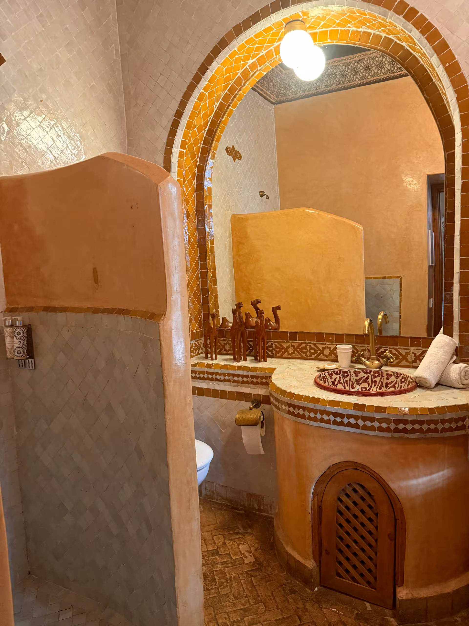 salle de bain zelliges jaunes Riad Sadaka Marrakech décoration marocaine salle de bain zelliges jaunes Riad Sadaka Marrakech décoration marocaine