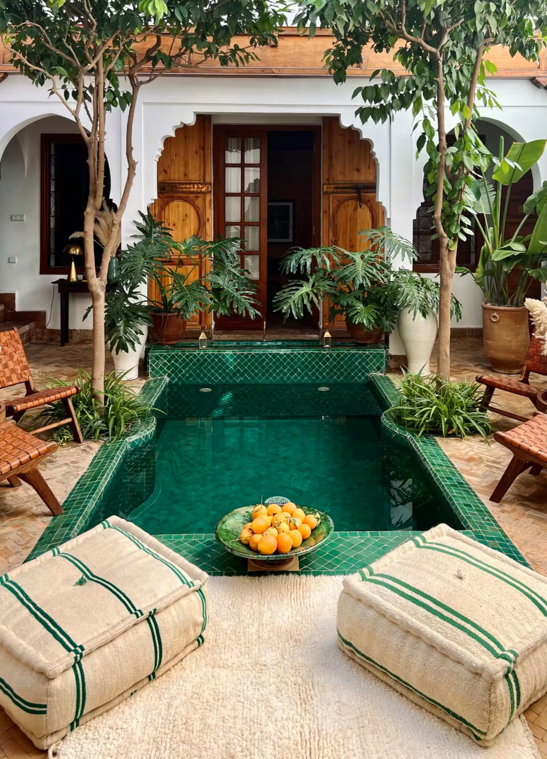 patio avec bassin zelliges vertes Riad Sadaka Marrakech décoration marocaine patio avec bassin zelliges vertes Riad Sadaka Marrakech décoration marocaine