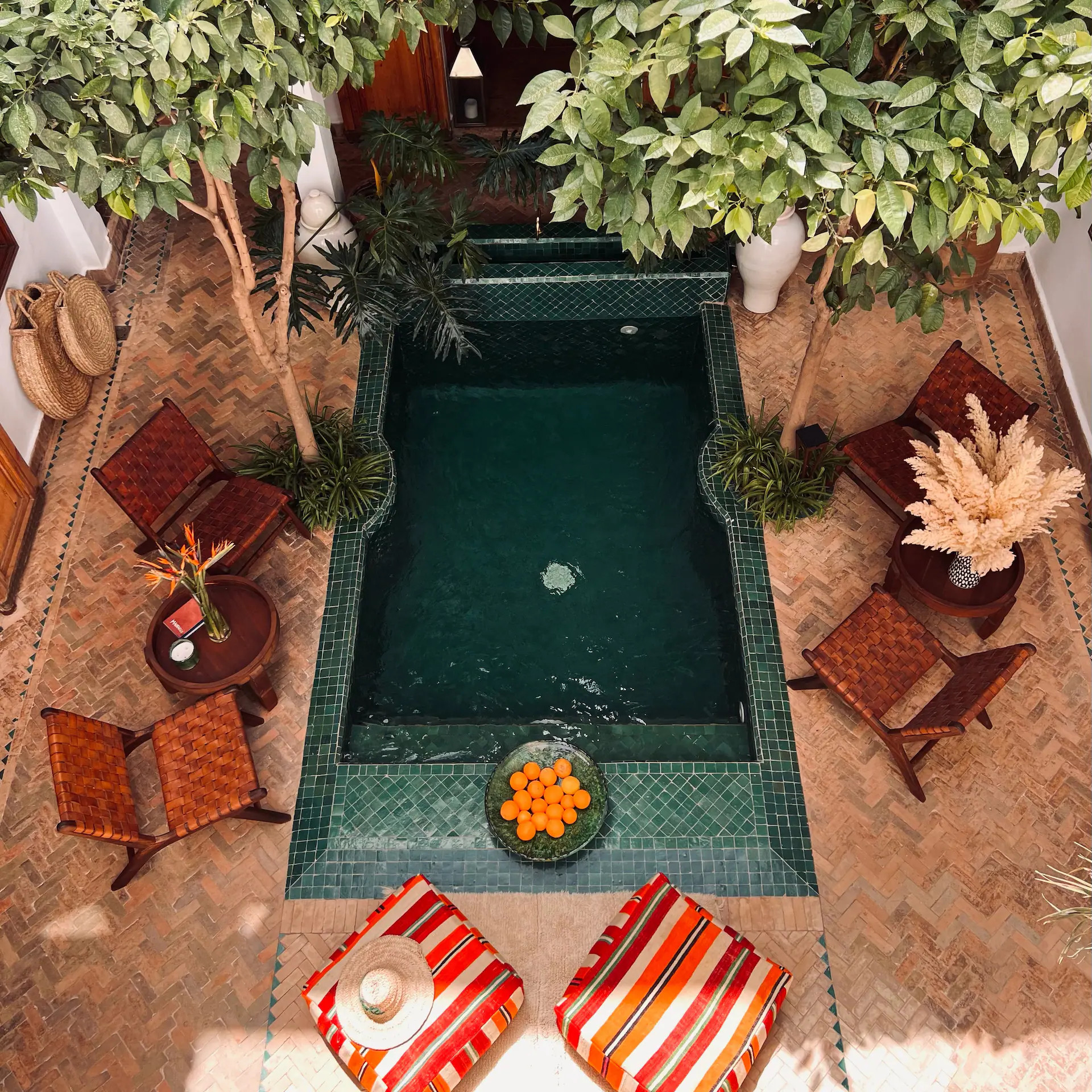 patio avec bassin zelliges vertes Riad Sadaka Marrakech décoration marocaine patio avec bassin zelliges vertes Riad Sadaka Marrakech décoration marocaine