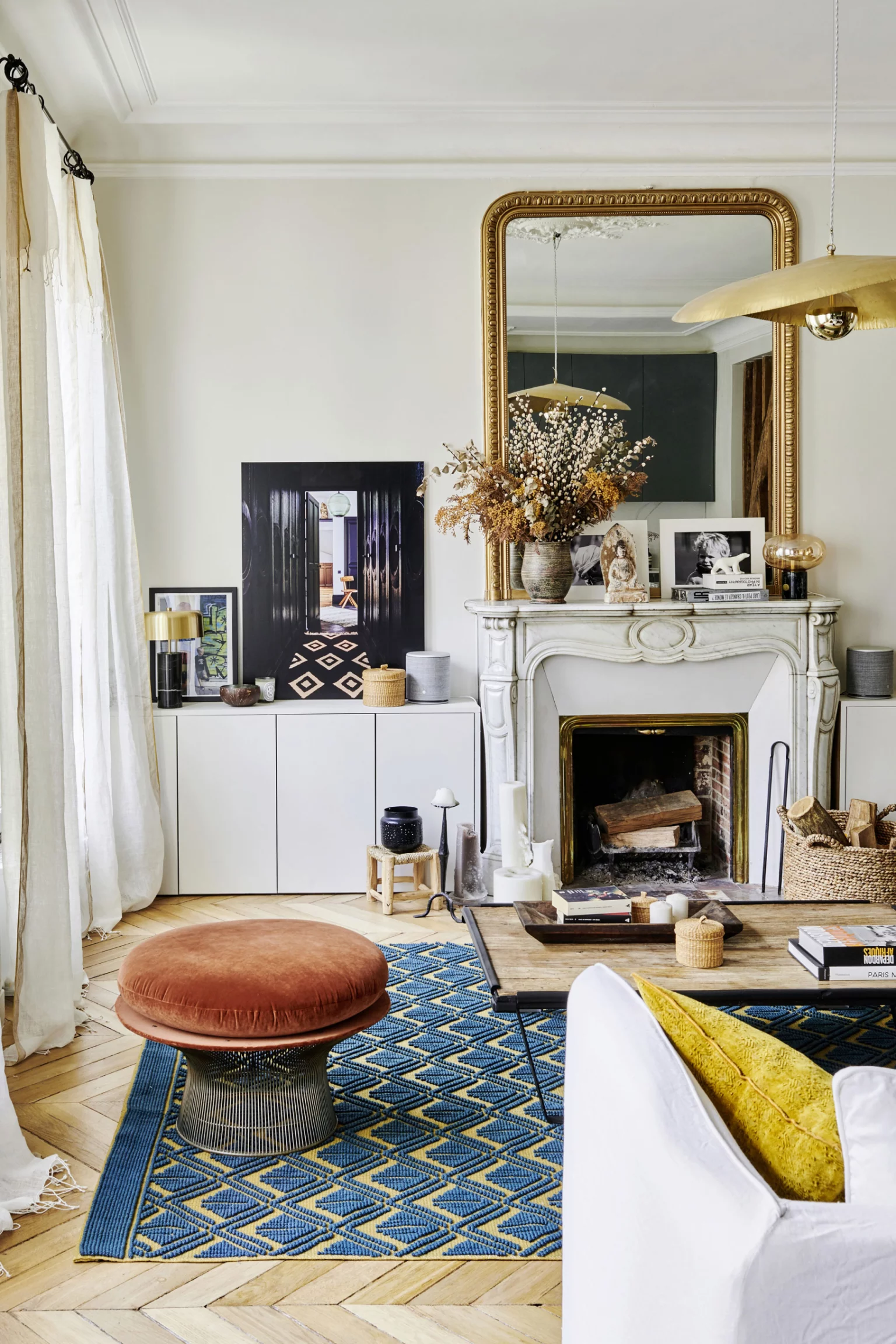 salon appartement haussmannien avec cheminée marbre rénové près de Paris décoration contemporaine salon appartement haussmannien avec cheminée marbre rénové près de Paris décoration contemporaine
