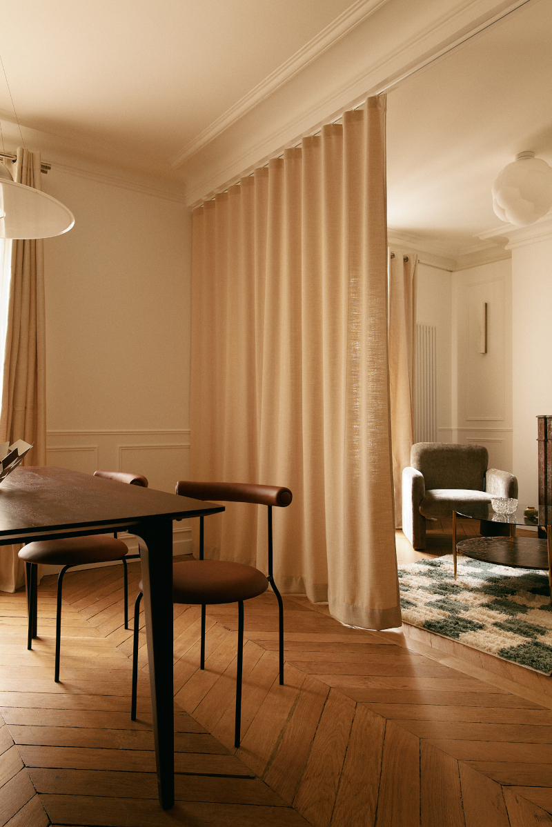 salle à manger et salon avec cheminée décoration contemporaine appartement haussmannien Paris 50m2 Photo : © Oracle Paris salle à manger et salon avec cheminée décoration contemporaine appartement haussmannien Paris 50m2 Photo : © Oracle Paris
