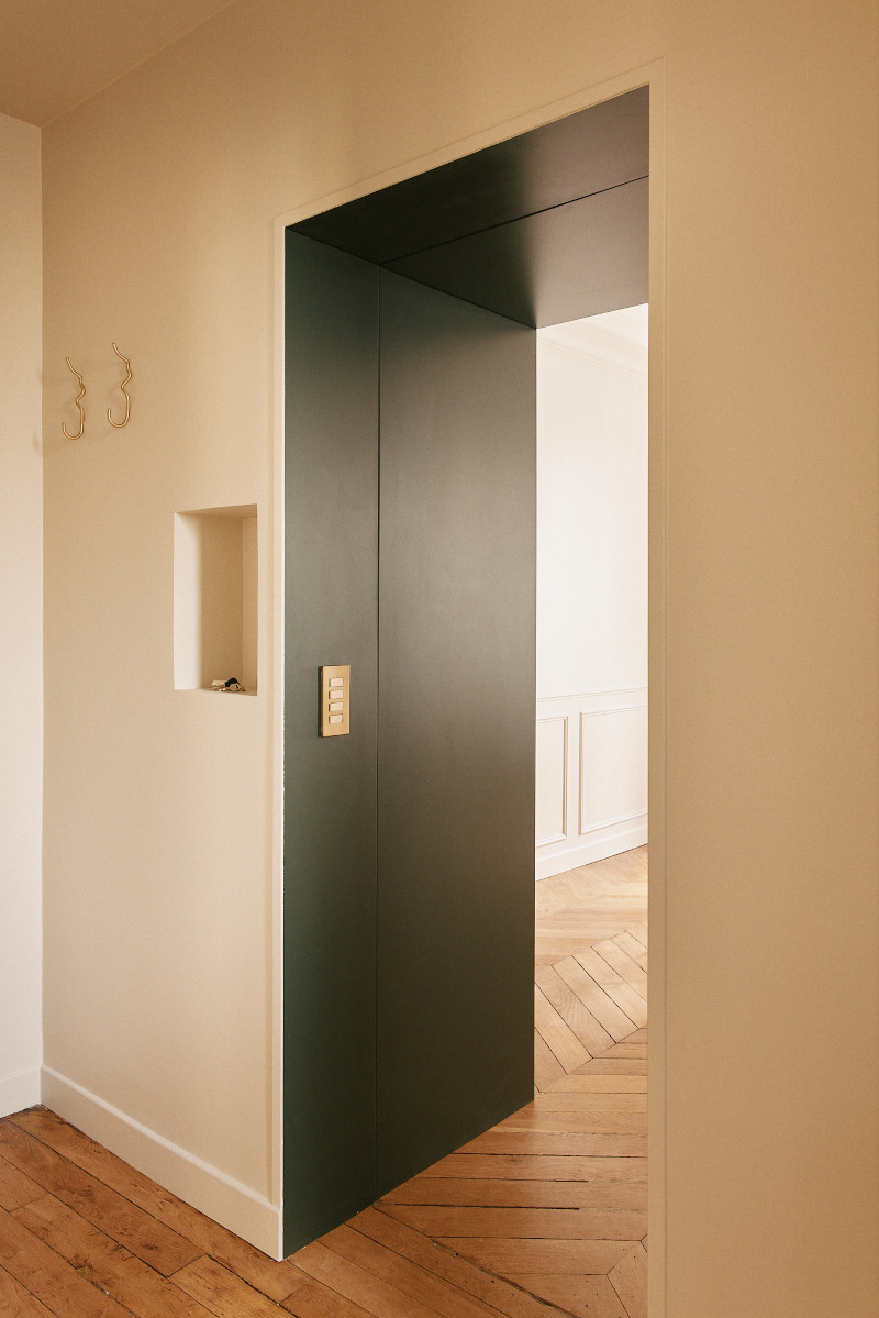 entrée décoration contemporaine appartement haussmannien Paris 50m2 Photo : © Oracle Paris entrée décoration contemporaine appartement haussmannien Paris 50m2 Photo : © Oracle Paris