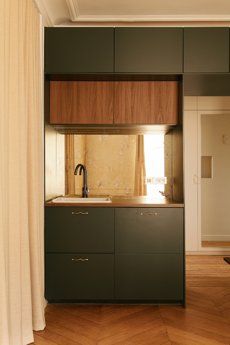 cuisine ouverte verte décoration contemporaine appartement haussmannien Paris 50m2 Photo : © Oracle Paris cuisine ouverte verte décoration contemporaine appartement haussmannien Paris 50m2 Photo : © Oracle Paris