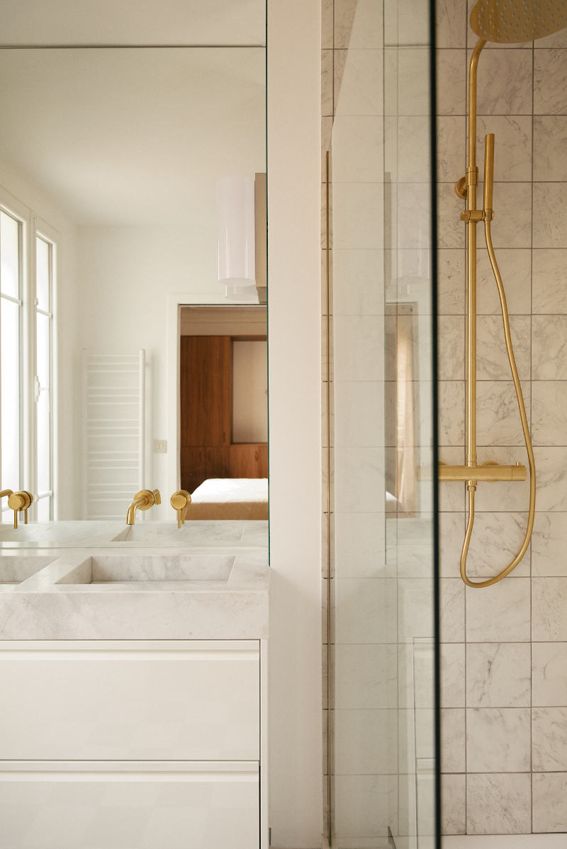 salle de bain décoration contemporaine appartement haussmannien Paris 50m2 Photo : © Oracle Paris salle de bain décoration contemporaine appartement haussmannien Paris 50m2 Photo : © Oracle Paris