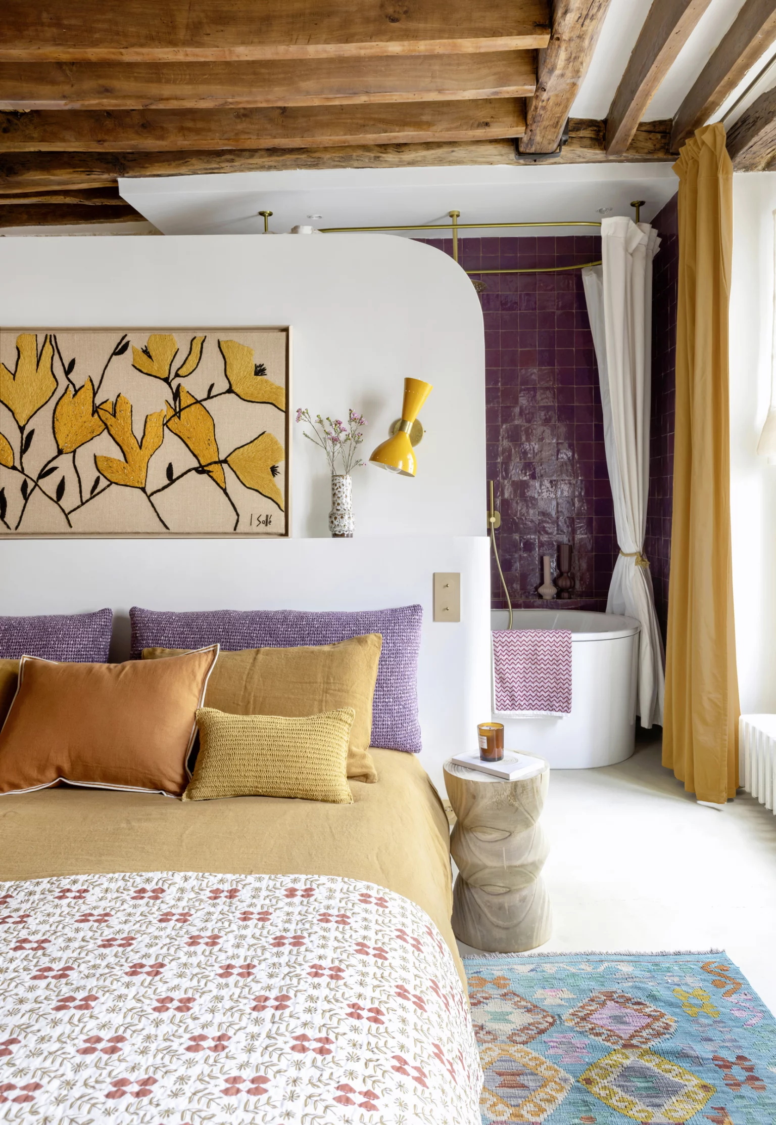 chambre avec poutres décoration contemporaine colorée appartement 50m2 Paris
