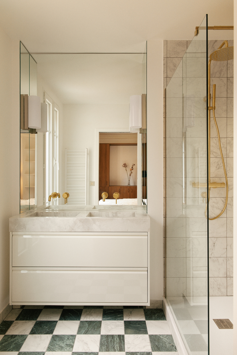 salle de bain décoration contemporaine appartement haussmannien Paris 50m2 Photo : © Oracle Paris salle de bain décoration contemporaine appartement haussmannien Paris 50m2 Photo : © Oracle Paris