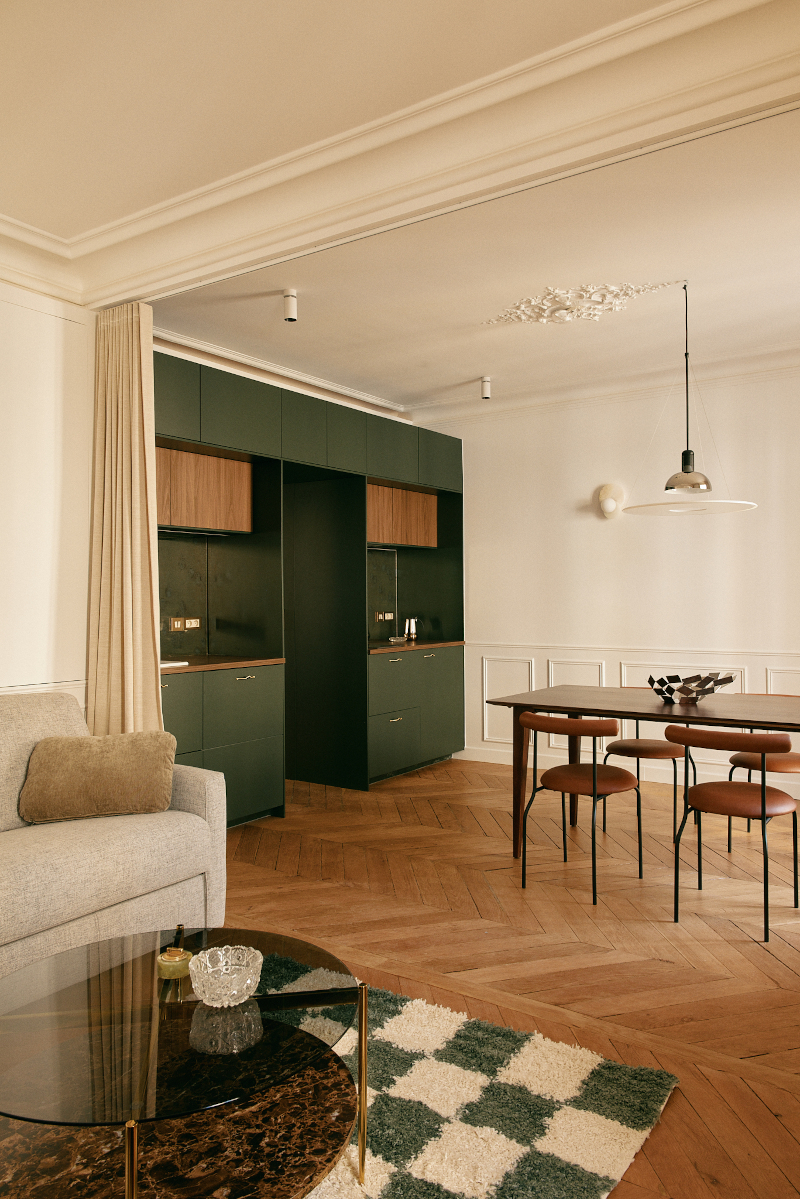 cuisine, salle à manger et salon décoration contemporaine appartement haussmannien Paris 50m2 Photo : © Oracle Paris cuisine, salle à manger et salon décoration contemporaine appartement haussmannien Paris 50m2 Photo : © Oracle Paris