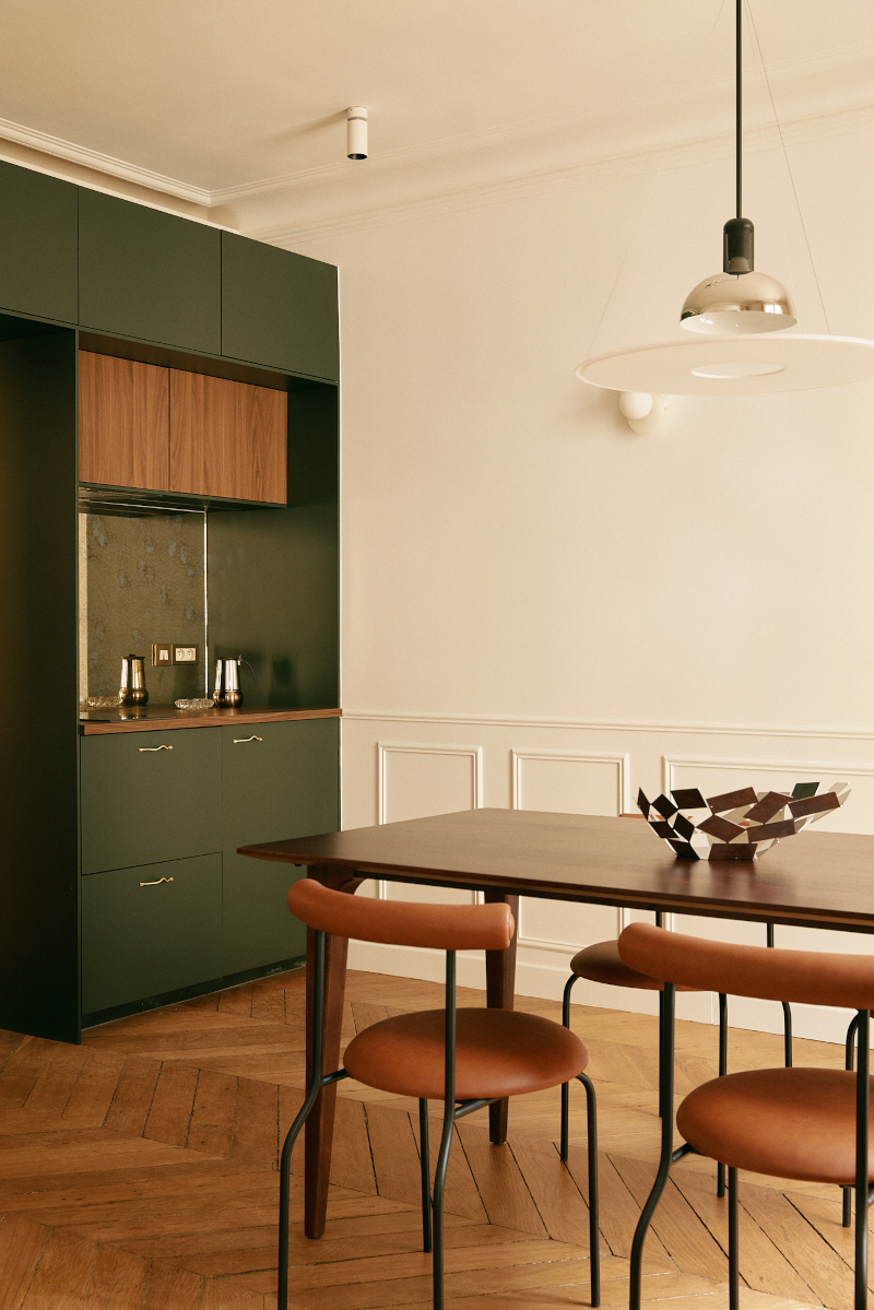 cuisine ouverte et salle à manger décoration contemporaine appartement haussmannien Paris 50m2 Photo : © Oracle Paris cuisine ouverte et salle à manger décoration contemporaine appartement haussmannien Paris 50m2 Photo : © Oracle Paris