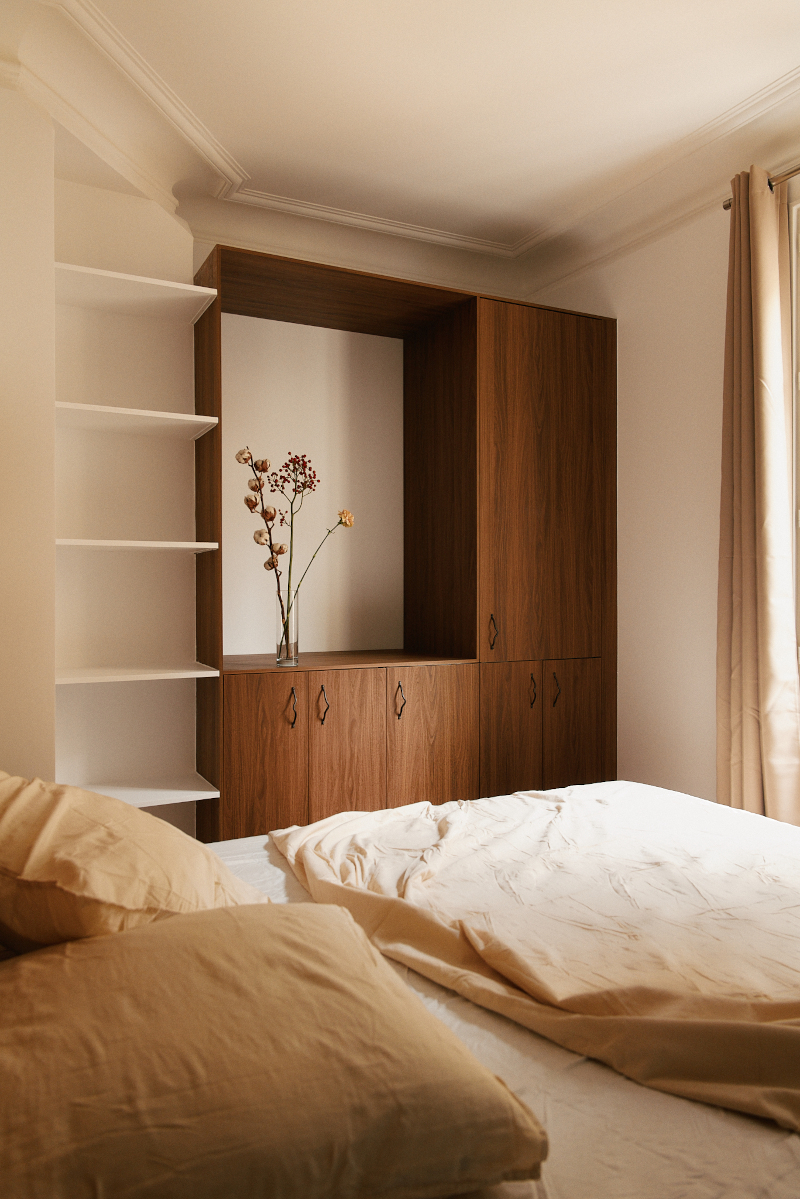 chambre décoration contemporaine appartement haussmannien Paris 50m2 Photo : © Oracle Paris chambre décoration contemporaine appartement haussmannien Paris 50m2 Photo : © Oracle Paris