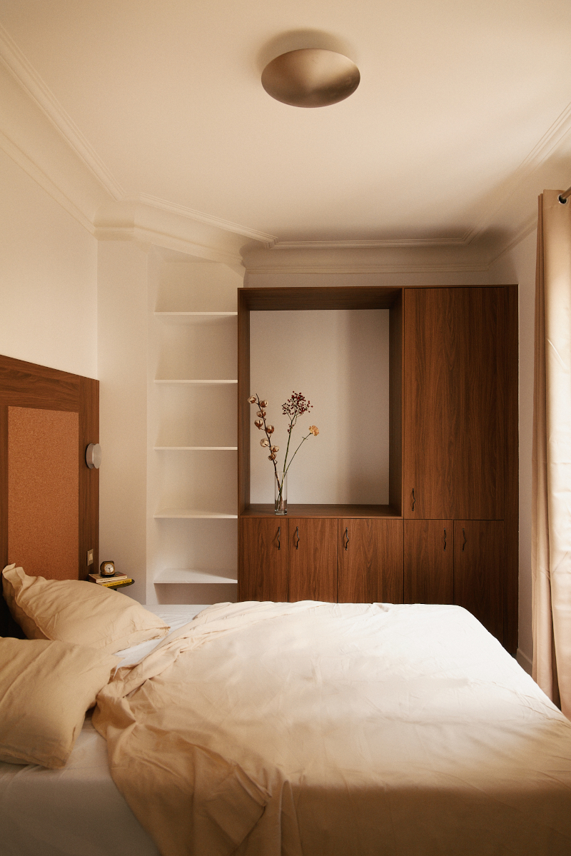 chambre décoration contemporaine appartement haussmannien Paris 50m2 Photo : © Oracle Paris chambre décoration contemporaine appartement haussmannien Paris 50m2 Photo : © Oracle Paris
