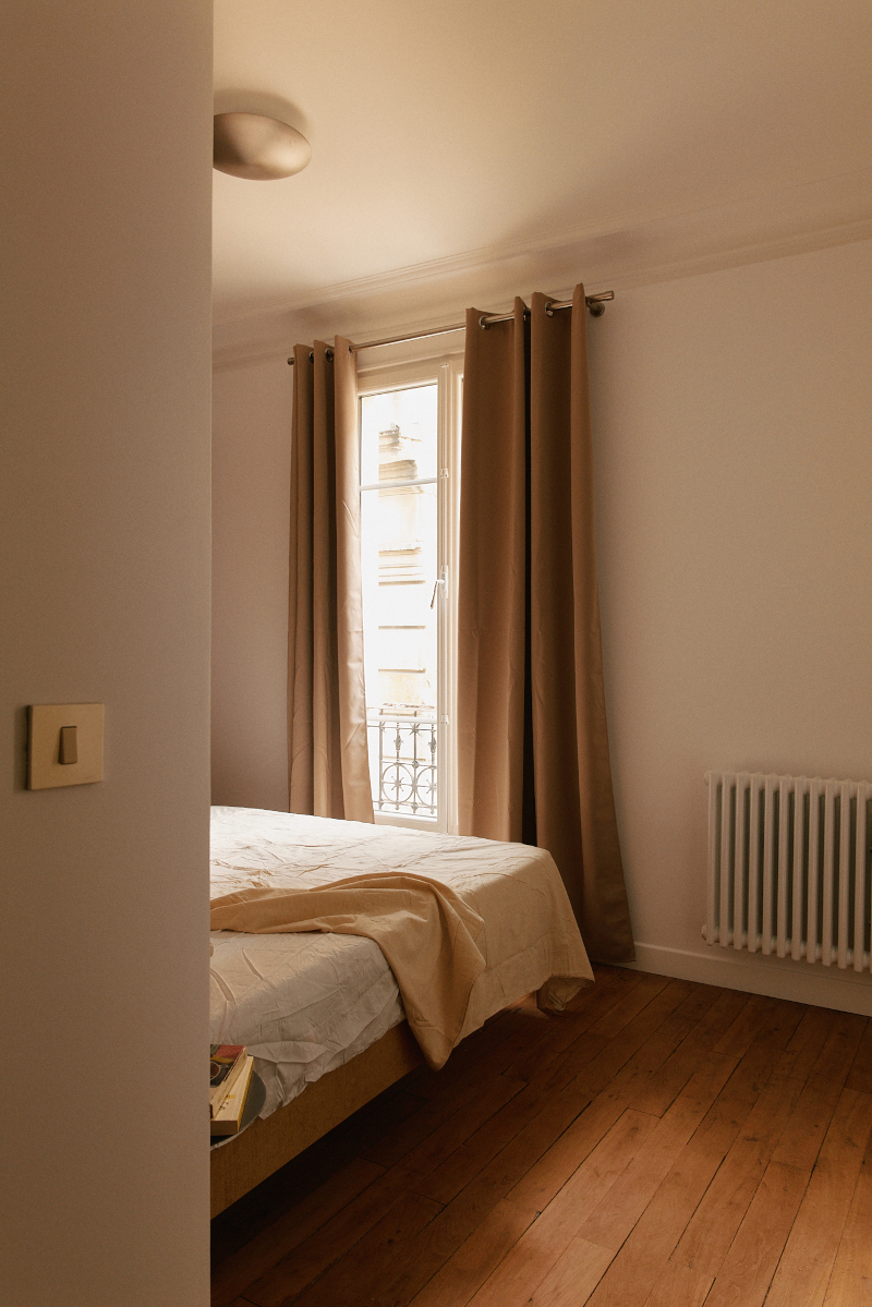 chambre décoration contemporaine appartement haussmannien Paris 50m2 Photo : © Oracle Paris chambre décoration contemporaine appartement haussmannien Paris 50m2 Photo : © Oracle Paris