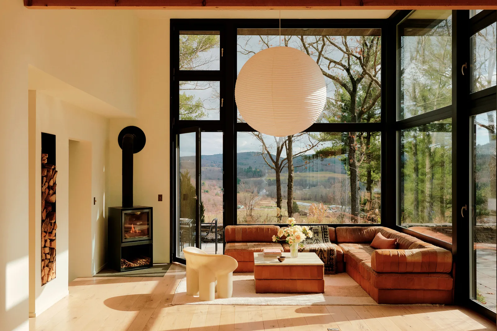 salon décoration contemporaine avec poêle et baies vitrées maison en bois vallée de l'Hudson