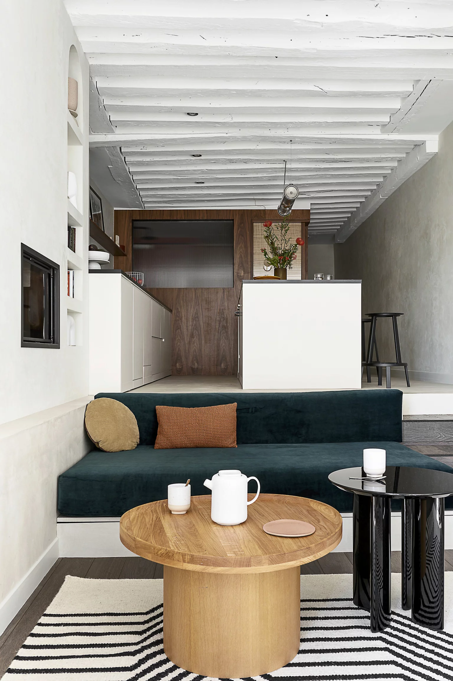 salon avec poutres et cuisine ouverte appartement deux-pièces 50m2 Paris