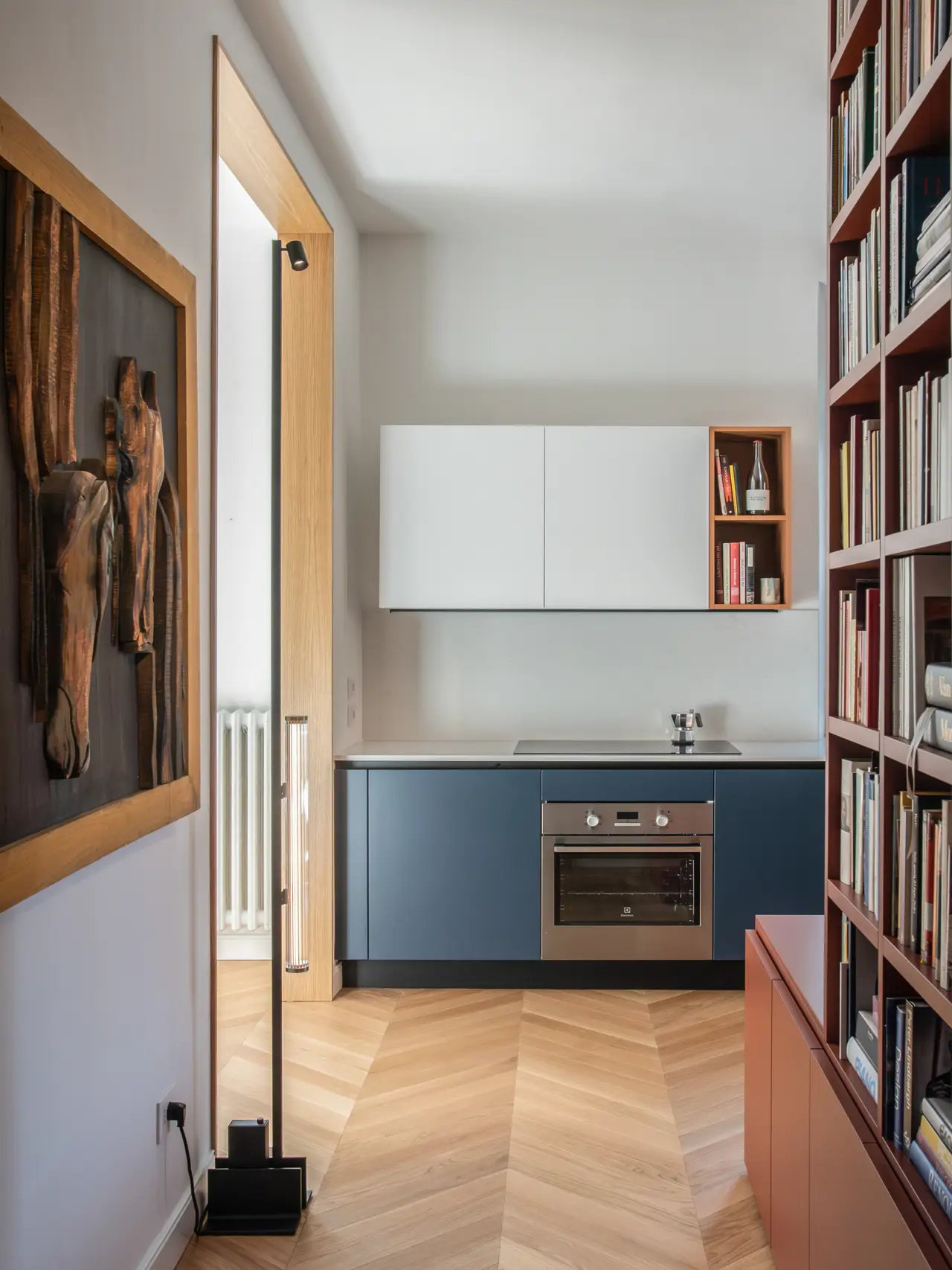 cuisine bleue et design dans un appartement ancien rénové en Italie décoration contemporaine
