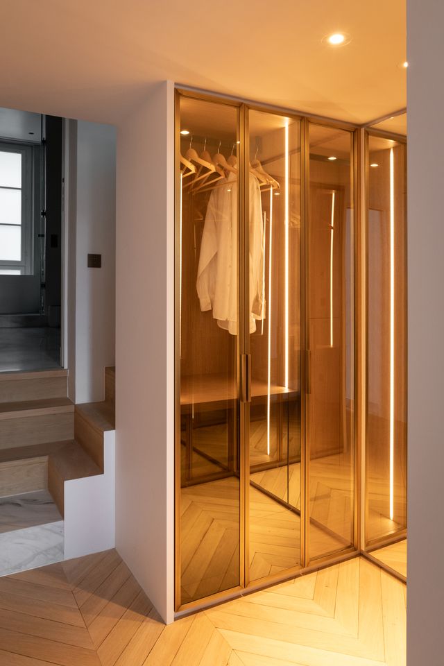 dressing vitré appartement Paris décoration contemporaine par Elodie Sierocki photo : © bcdf studio dressing vitré appartement Paris décoration contemporaine par Elodie Sierocki photo : © bcdf studio