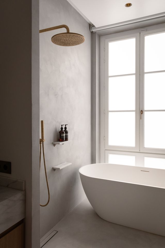 salle de bain enduit béton clair appartement Paris décoration contemporaine par Elodie Sierocki photo : © bcdf studio salle de bain enduit béton clair appartement Paris décoration contemporaine par Elodie Sierocki photo : © bcdf studio