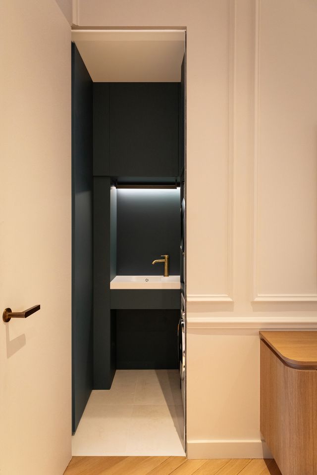 salle de bain noire appartement Paris décoration contemporaine par Elodie Sierocki photo : © bcdf studio salle de bain noire appartement Paris décoration contemporaine par Elodie Sierocki photo : © bcdf studio