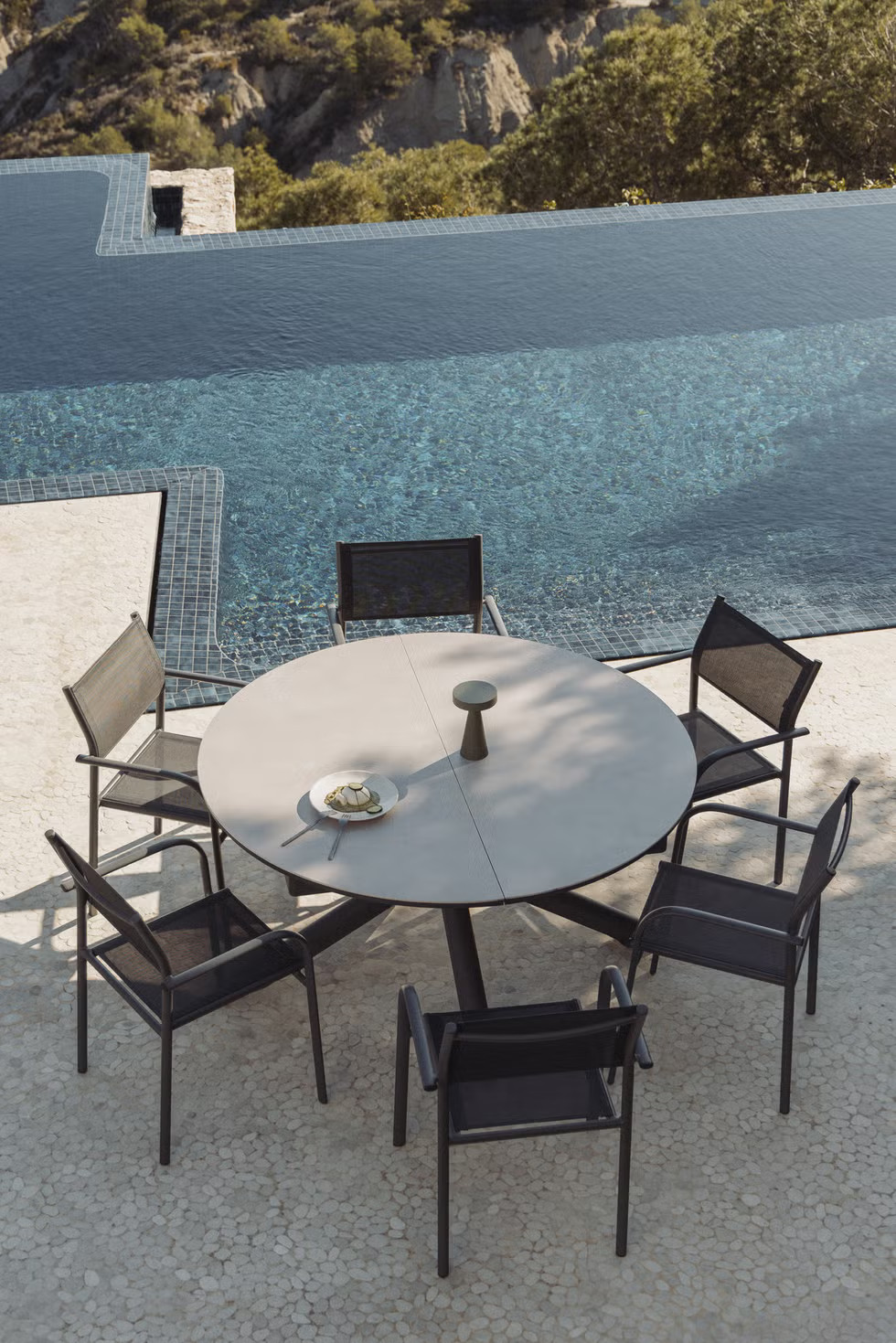 terrasse avec piscine à débordement et salle à manger extérieure collection Sklum Open Air Living terrasse avec piscine à débordement et salle à manger extérieure collection Sklum Open Air Living