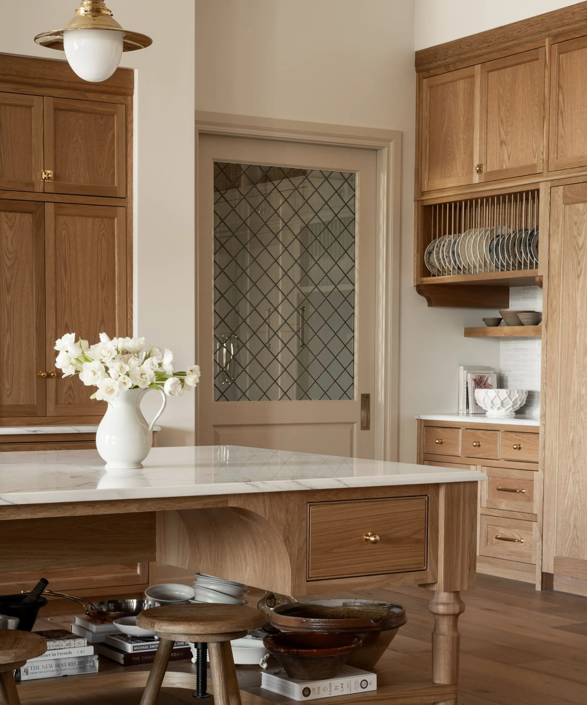cuisine Studio McGee chêne clair et marbre style rustique chic cuisine Studio McGee chêne clair et marbre style rustique chic