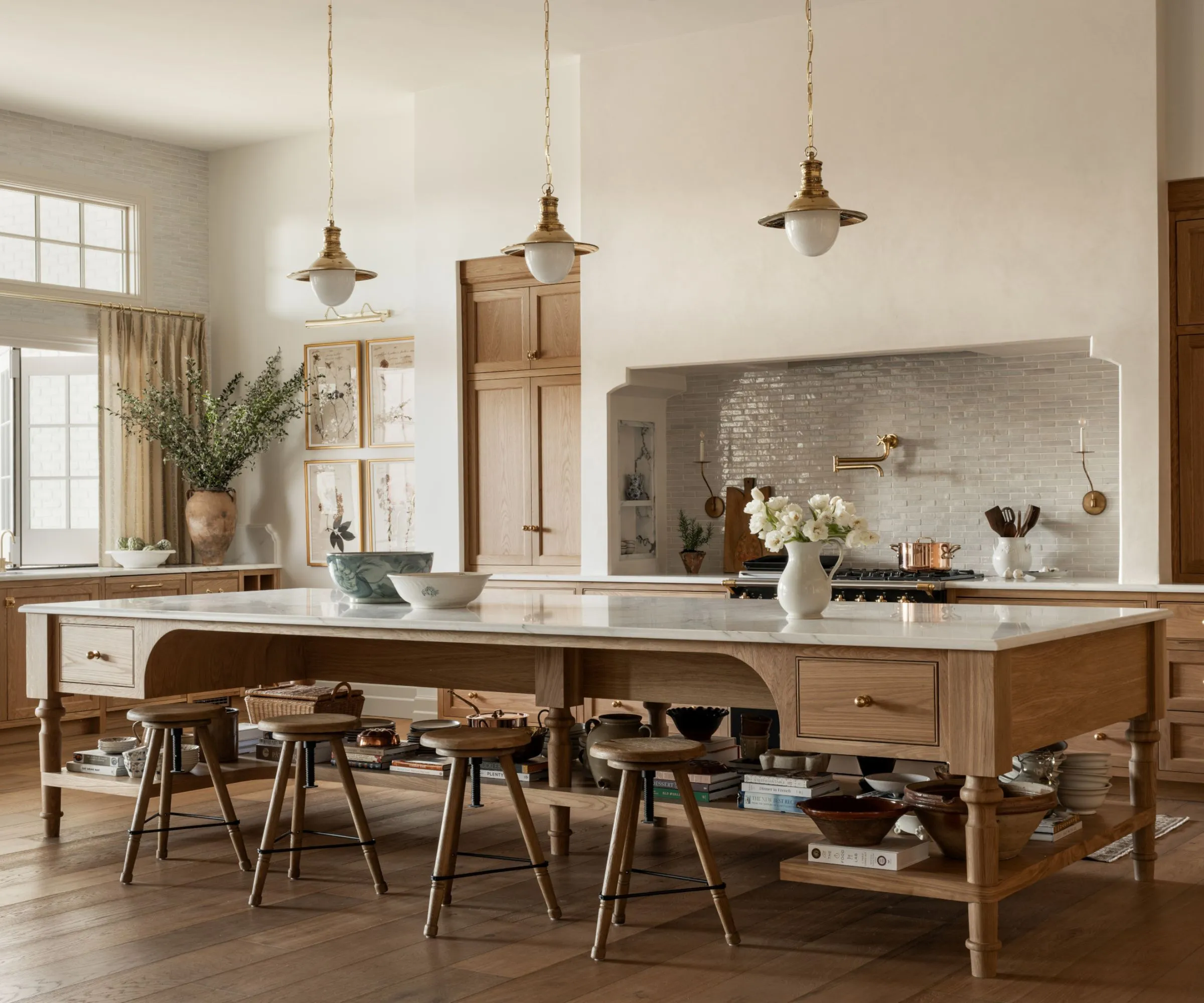 cuisine Studio McGee chêne clair et marbre style rustique chic cuisine Studio McGee chêne clair et marbre style rustique chic