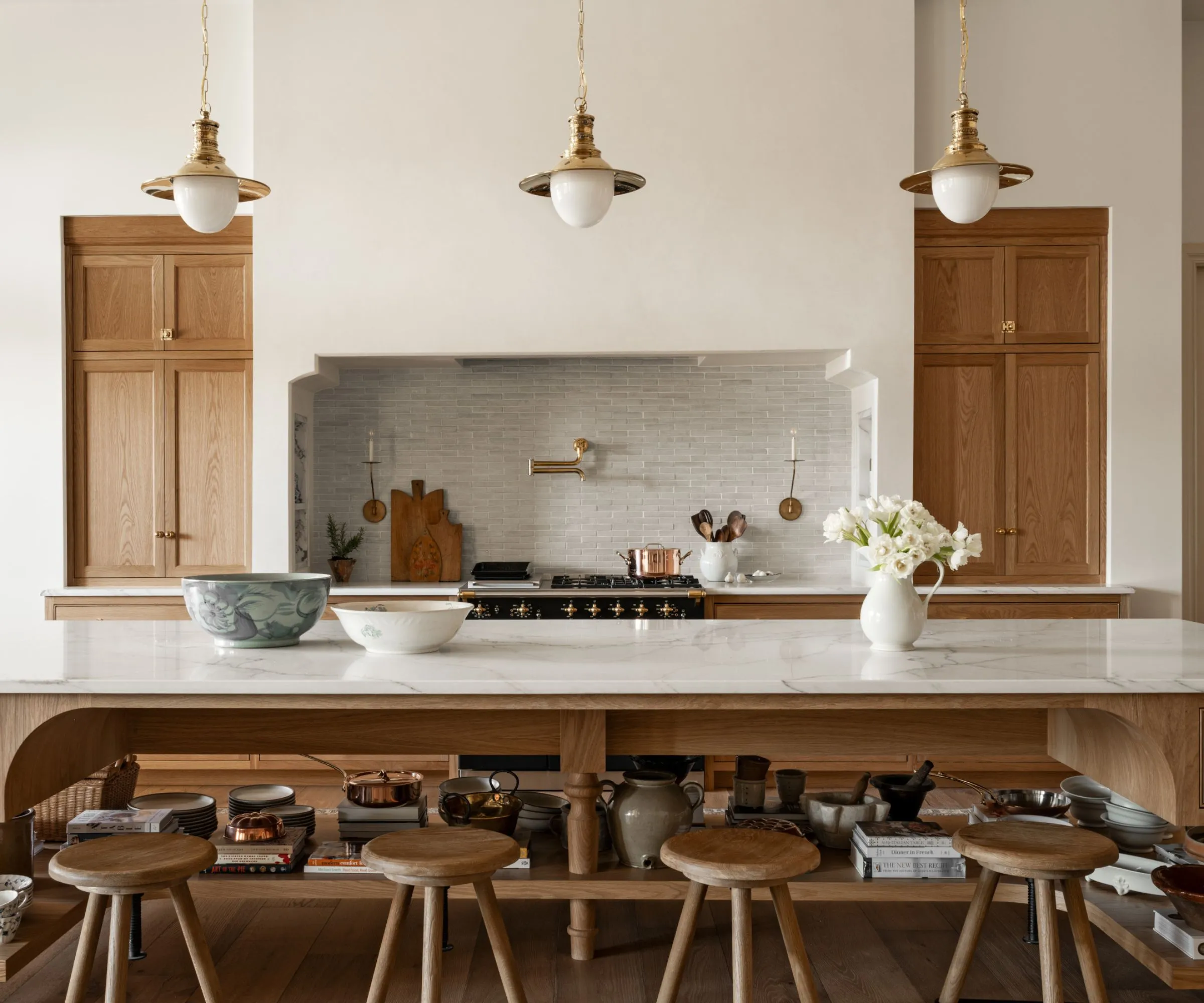 cuisine Studio McGee chêne clair et marbre style rustique chic cuisine Studio McGee chêne clair et marbre style rustique chic