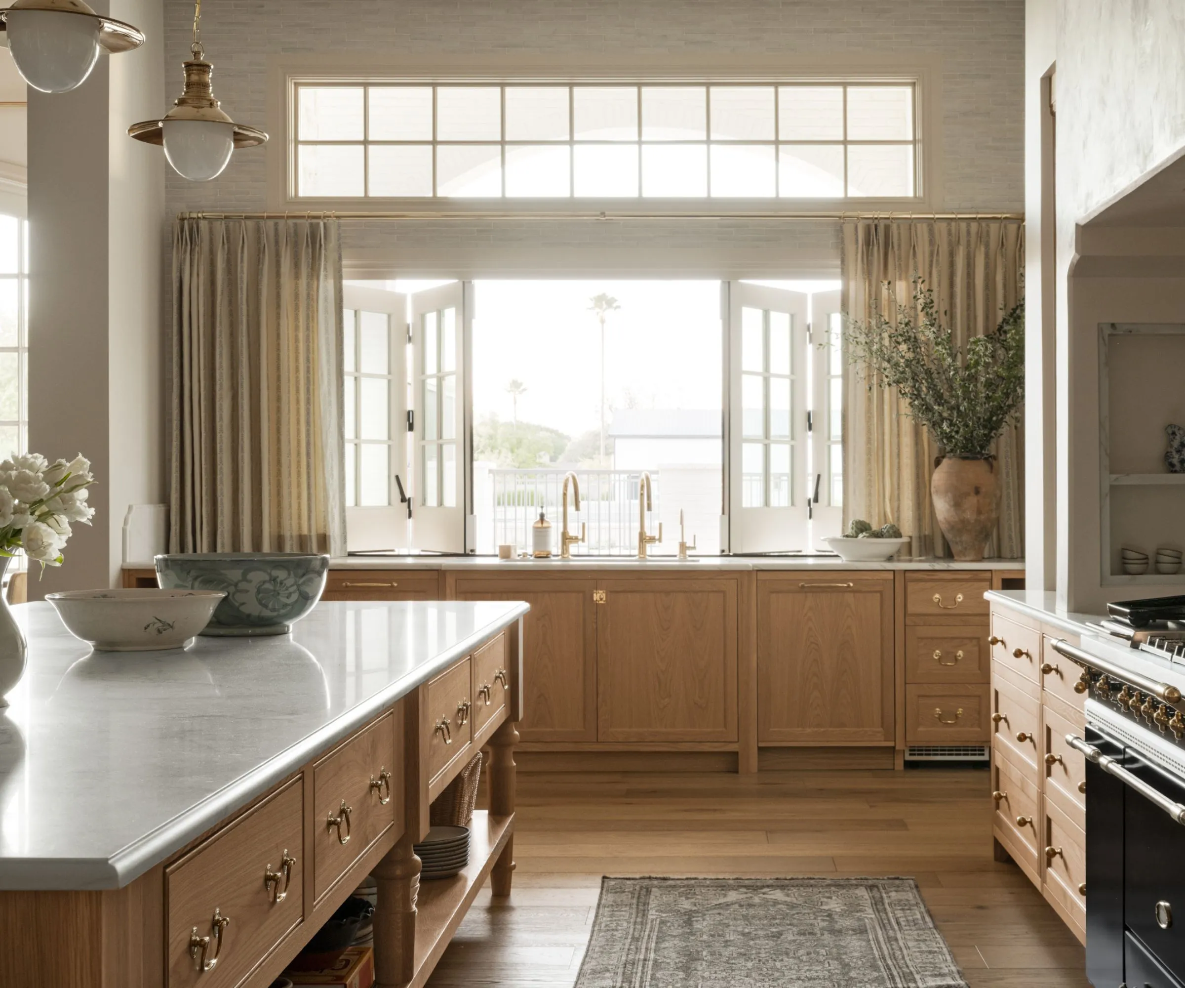 cuisine Studio McGee chêne clair et marbre style rustique chic cuisine Studio McGee chêne clair et marbre style rustique chic