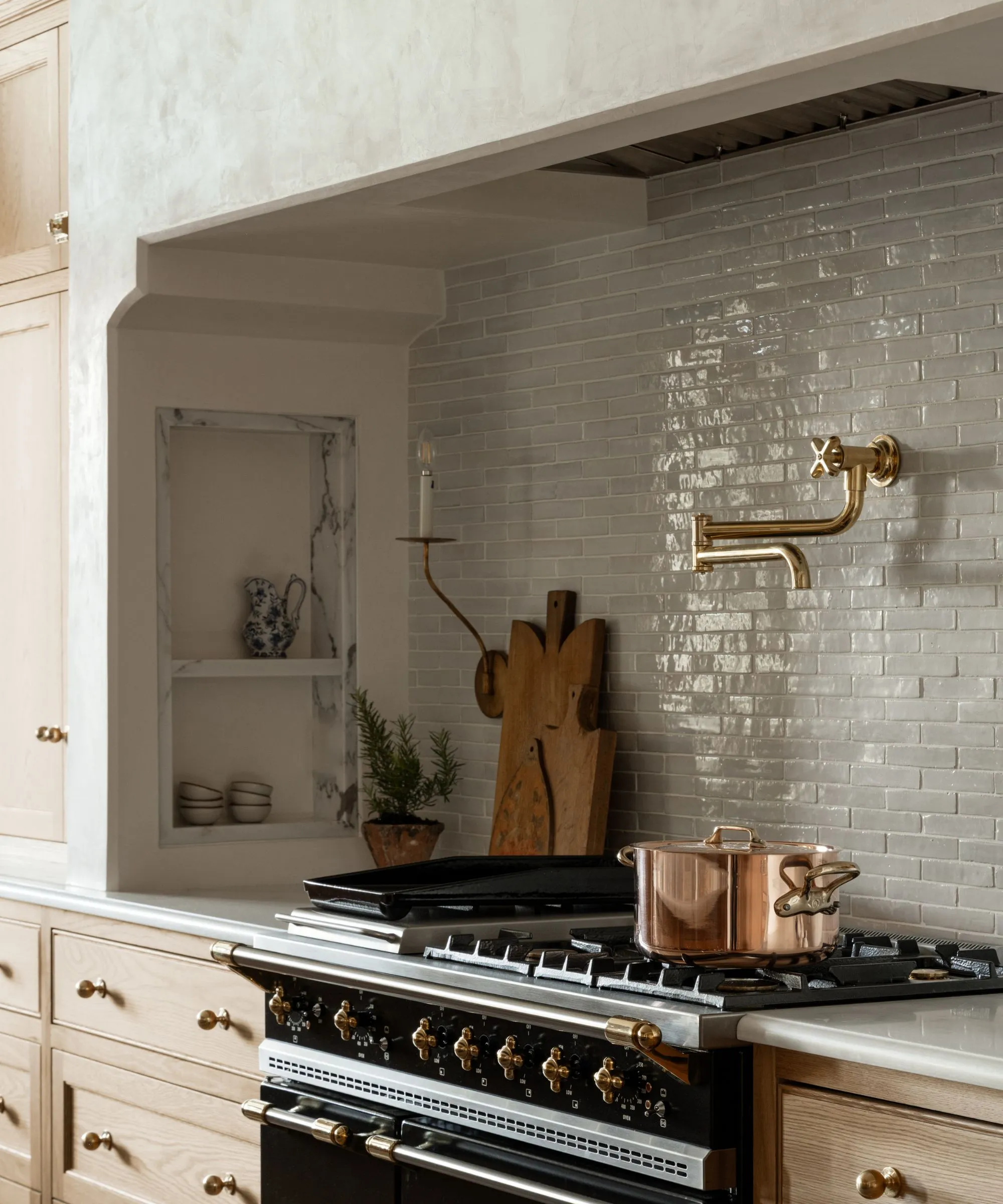 cuisine Studio McGee chêne clair et marbre style rustique chic cuisine Studio McGee chêne clair et marbre style rustique chic