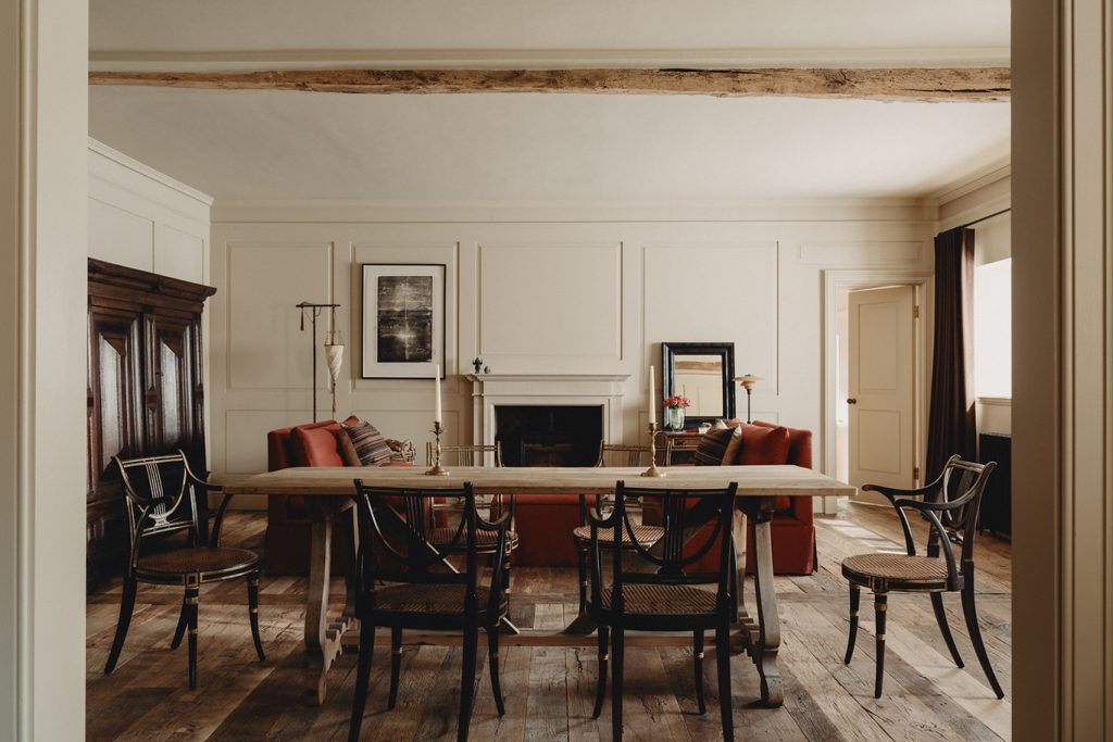 salle à manger avec poutres et cheminée en pierre décoration classique chic maison dans ancienne grange anglaise rénovée
