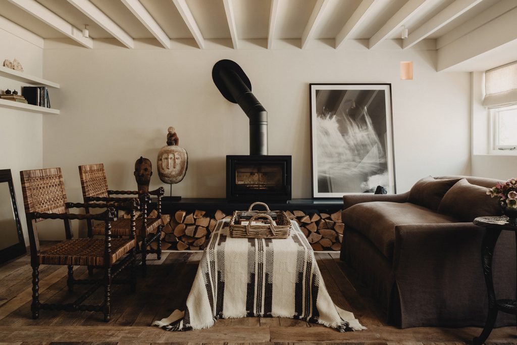 salon avec poutres et pôele décoration classique chic maison dans ancienne grange anglaise rénovée