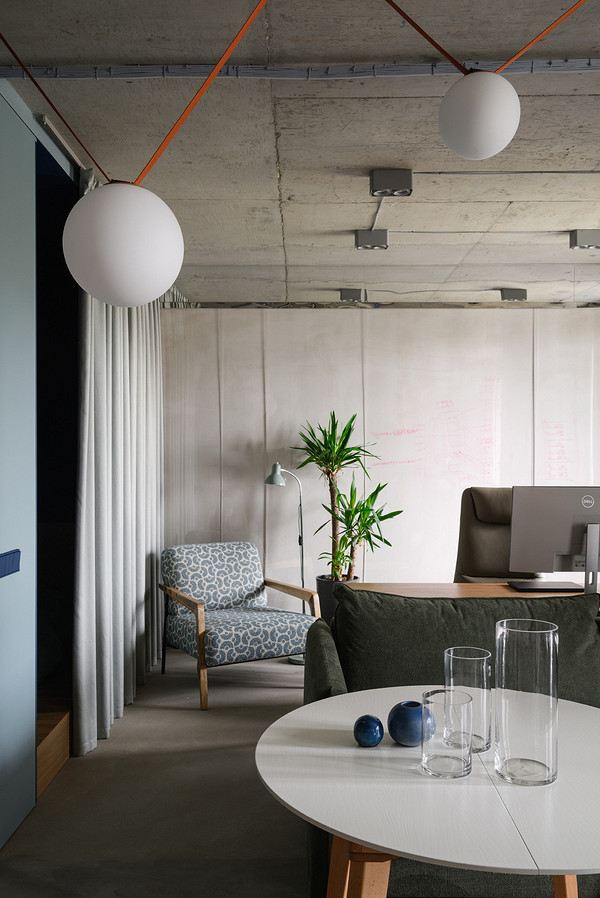 salon et chambre en alcôve appartement 55m2 murs et plafond béton pavés de verre décoration colorée et contemporaine salon et chambre en alcôve appartement 55m2 murs et plafond béton pavés de verre décoration colorée et contemporaine