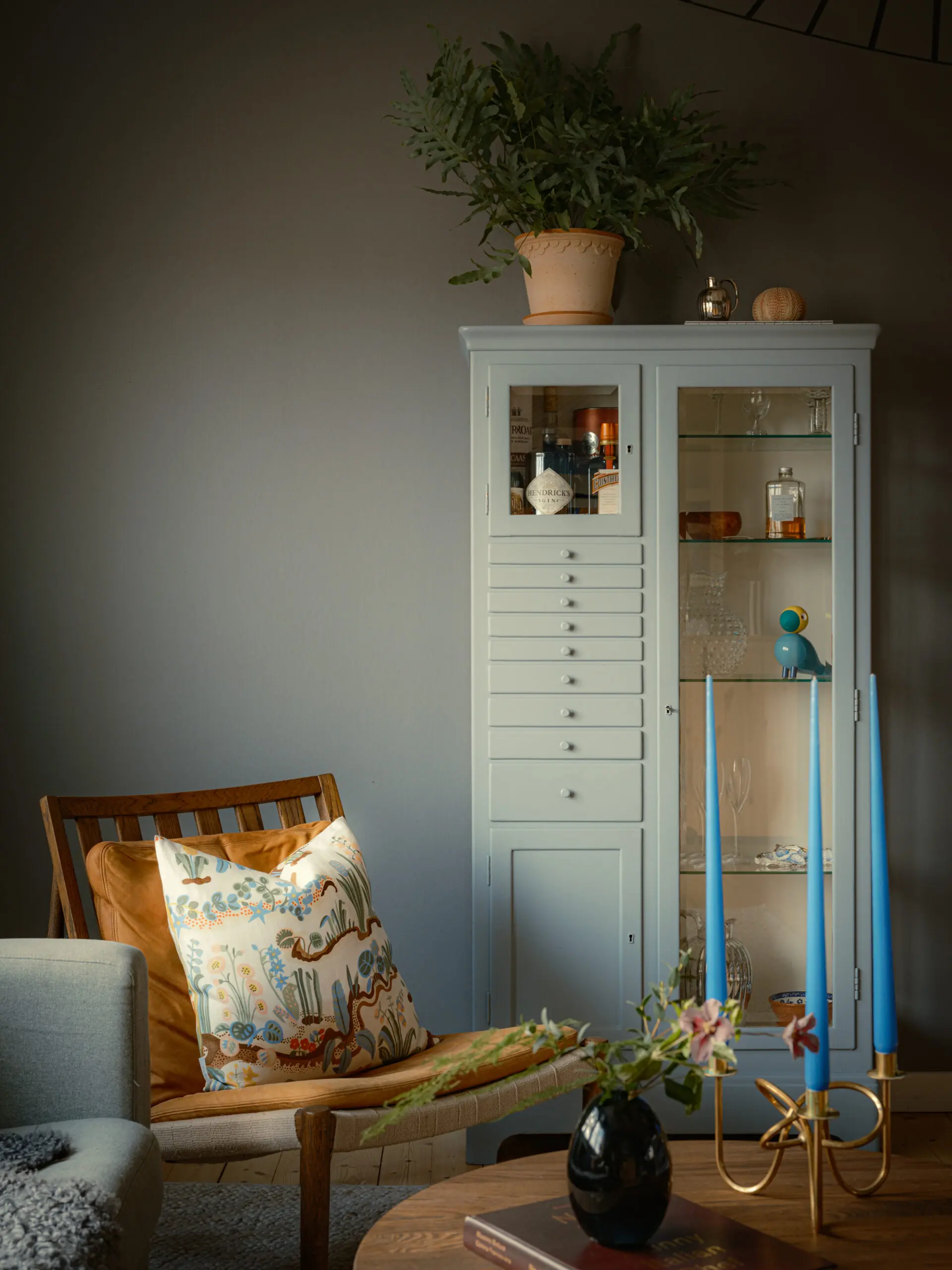 salon murs gris bleu appartement 53m2 décoration scandinave et vintage salon murs gris bleu appartement 53m2 décoration scandinave et vintage