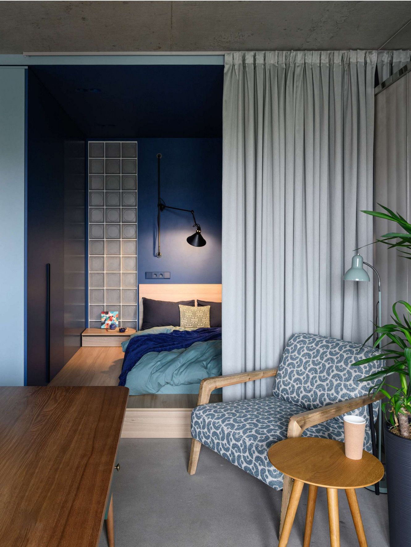 chambre en alcôve appartement 55m2 murs et plafond béton pavés de verre décoration colorée et contemporaine chambre en alcôve appartement 55m2 murs et plafond béton pavés de verre décoration colorée et contemporaine