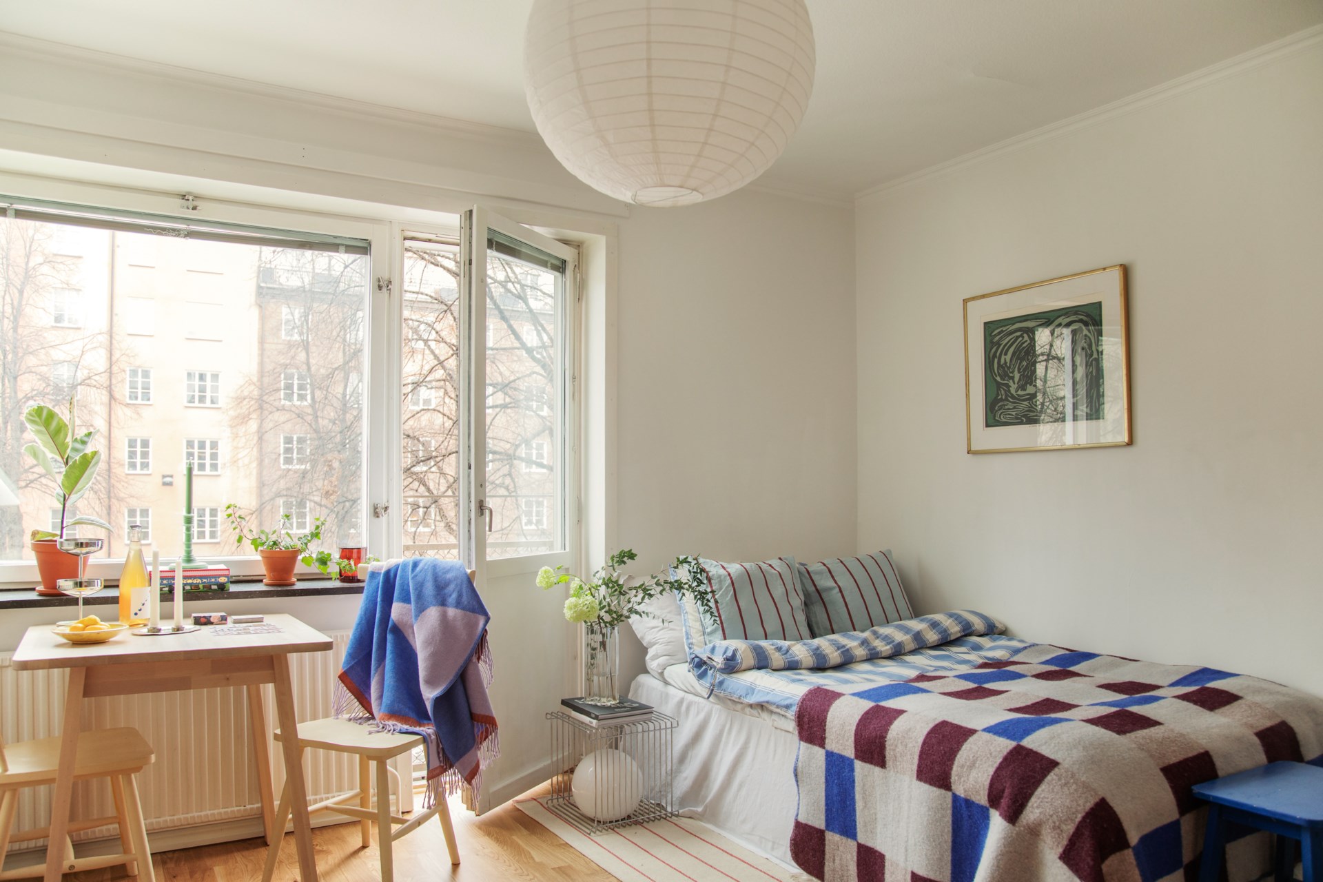 pièce principale studio 21m2 décoration colorée et scandinave